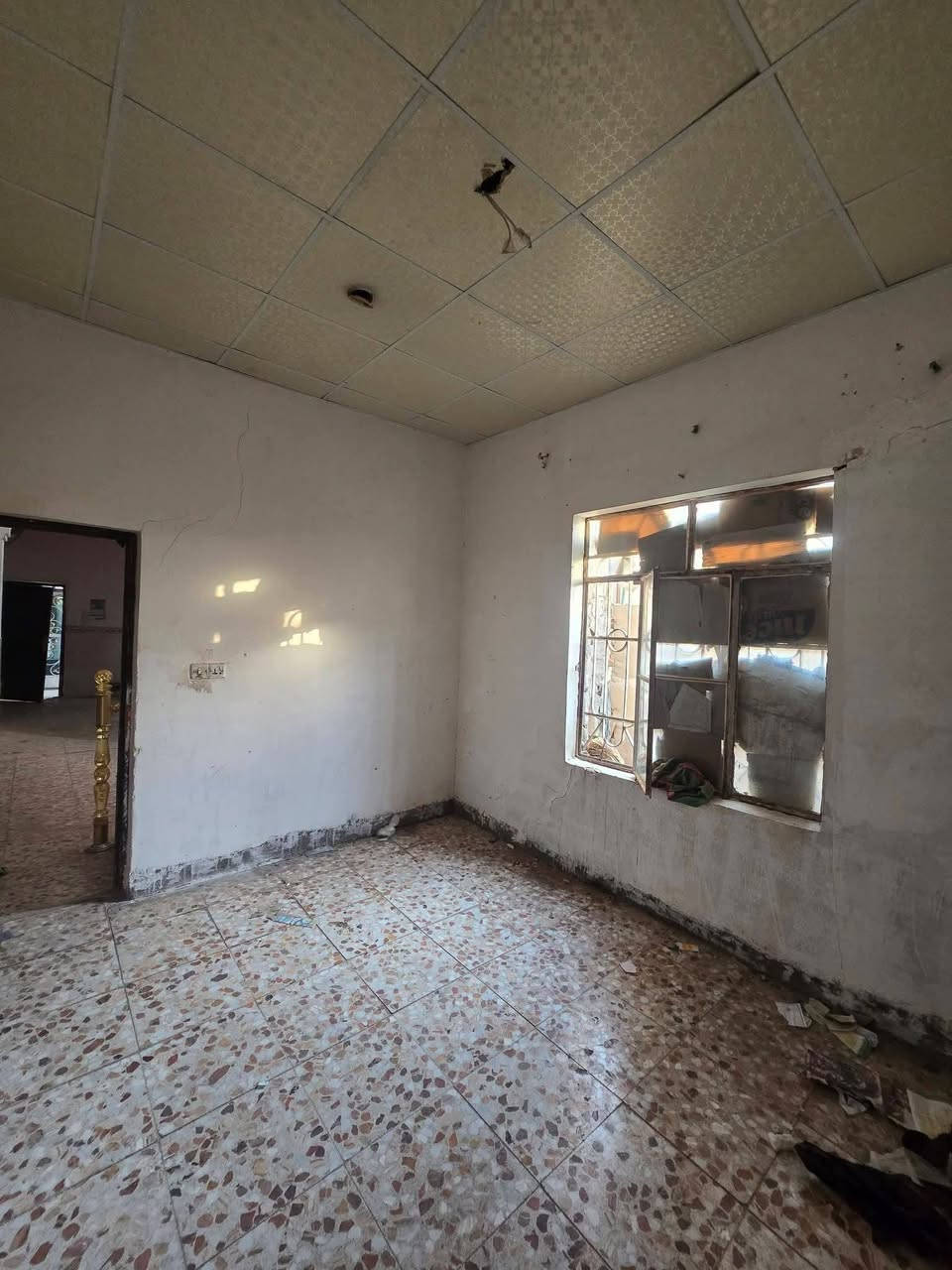 بيت لبيع بشارع المطار الجديد بشارع الحوزه المساحه ٢٣٠متر يحتوي على غرف٢ وصاله ومطبخ وستقبال ومكشوفه وصحيات وطارمه وحديقه كونكريت مسلح البناء بلوك  السعر ٣٩ وبي مجال للستفسار ***********

