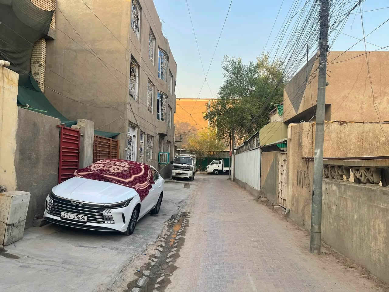 للبيع قطع من دار تفليش المساحه 200 متر الواجهه 10 والنزال 20 يباع كامل او نصفين الموقع شارع فلسطين قرب مول الاطرقجي وقرب مستشفى الكندي محله 145 اذا تدخل من شارع الكندي اول فرع عاليمين بالنهايه واذا تدخل من شارع الاطرقجي اول فرع عاليسار ثاني بيت للاتصال *********** او *********** شركة الخيمه للعقار
