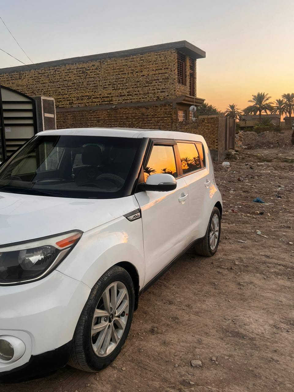 للبيع: كيا صول (Kia Soul) موديل 2017
 * اللون: أبيض
 * الموديل: 2017
 * الحالة العامة: ممتازة جداً (محرك، قير، وتبريد بشرط الفحص) نقص حداديه فقط
 * المواصفات:
   * تحكم شاشة / ستيرن
   * نظام اقتصادي للوقود (ECO)
   * كاميرا وقوف خلفية 
   * ايرباك جهه السايق فقط
   * نوافذ ومرايا كهربائية
   * تبريد ثلج ماشاء الله
للتواصل والاستفسار:
 * رقم الهاتف:      ***********
 * المكان: بابل
السعر 115$
