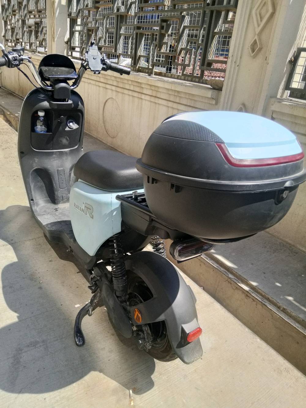 السلام عليكم 
دراجة كهربائية RAYAN HJ  (ريان بوليسي )

يتحمل الاوزان الثقيلة 

 1200W
Disk brake 
48V-28A 
4 سرعات امامية 💪
1 سرعة خلفية 
متوسط المسافة 50km 🛣
السرعة 55-60
تاير 10/90/80 🛵
لايت زنون 🚦
صندوق خلفي لحمل الاغراض 🛒
باتري اصلي شركة الريان TAILG بشرط

السعر 500  الف
وين موقعك بالضبط داخل بغداد/أي محافظة حتى الزبون يعرف مكان التسليم؟: 
بغداد البياع 