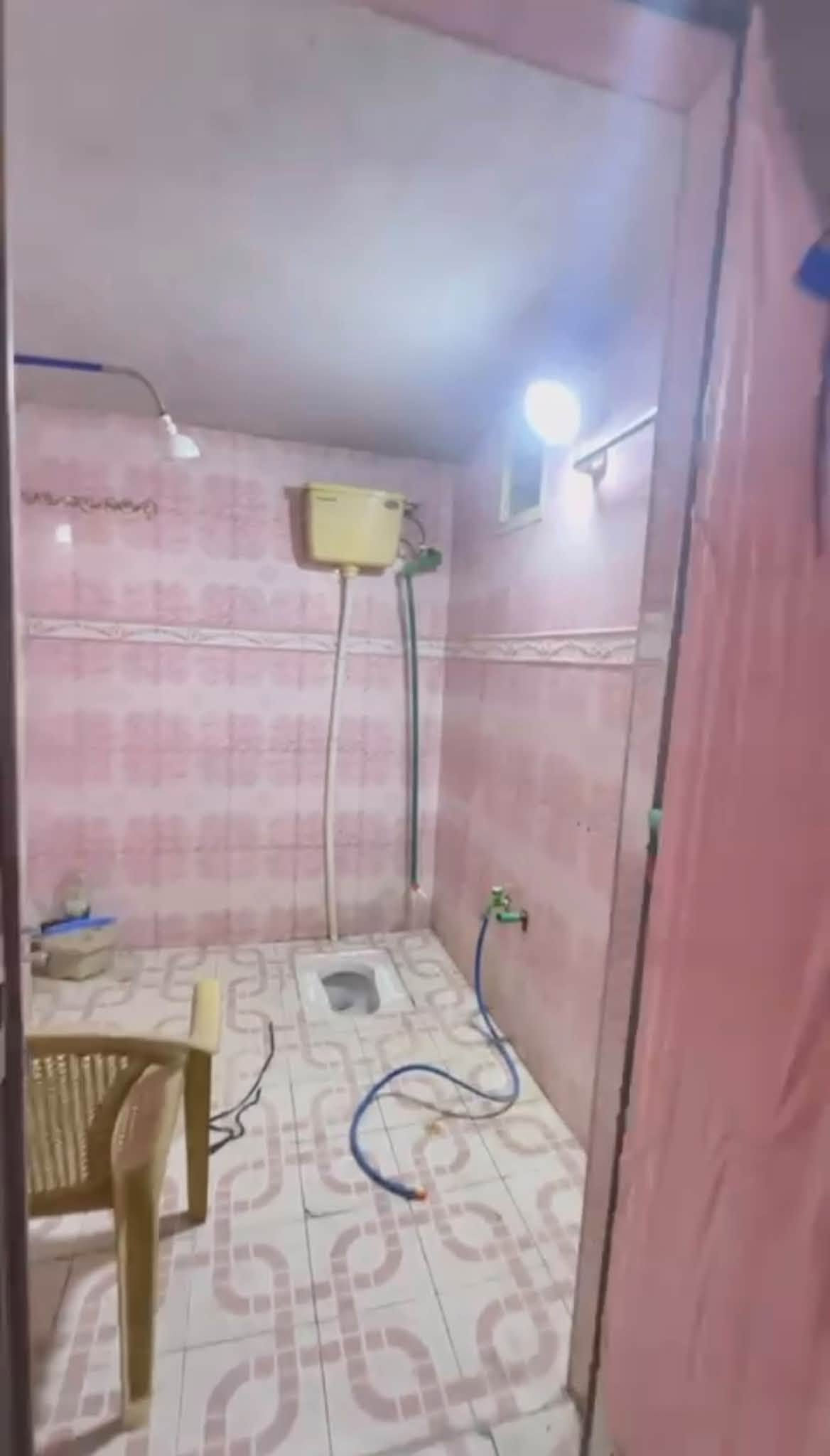 بيت للايجار (قرب بيت سيد صدام)يحتوي على غرفه وديوانيه وصاله ومطبخ وصحيات وكراج ومنور السعر 450 الف شامل الماء والكهرباء
واتس ***********
