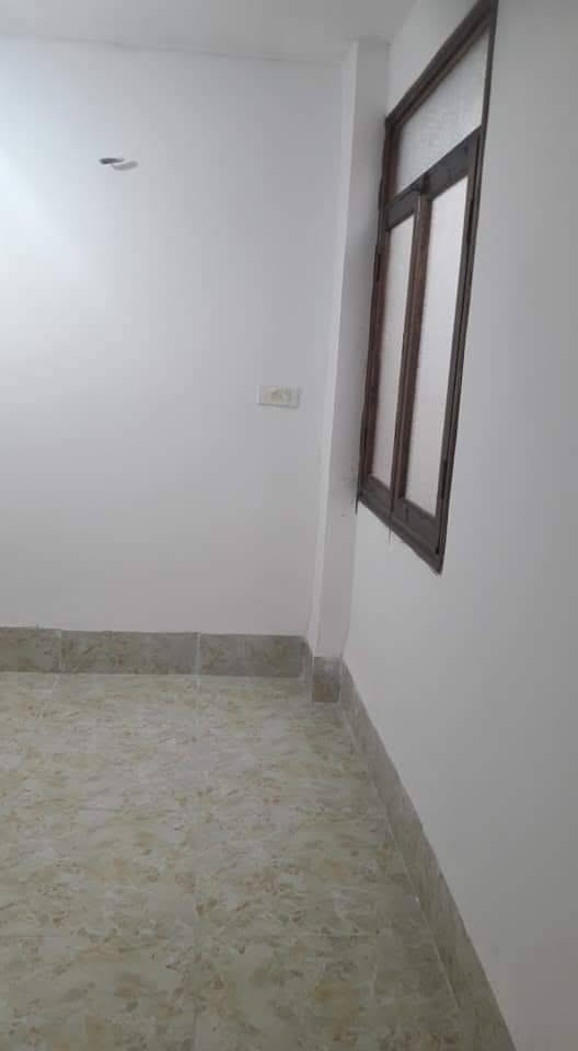 شقه طابق ثاني درج معزله وحدها بالطابق بالاعظميه راغبه خاتون شارع مسجد جلال مساحتها ٩٠م٢ بيها غرفتين نوم وصاله جبيره ومطبخ وحمام ومنور وبلكونه السعر ١٧٠ مليون وبيها مجال بسيط للجادين الاتصال *********** بدون دلاليه
