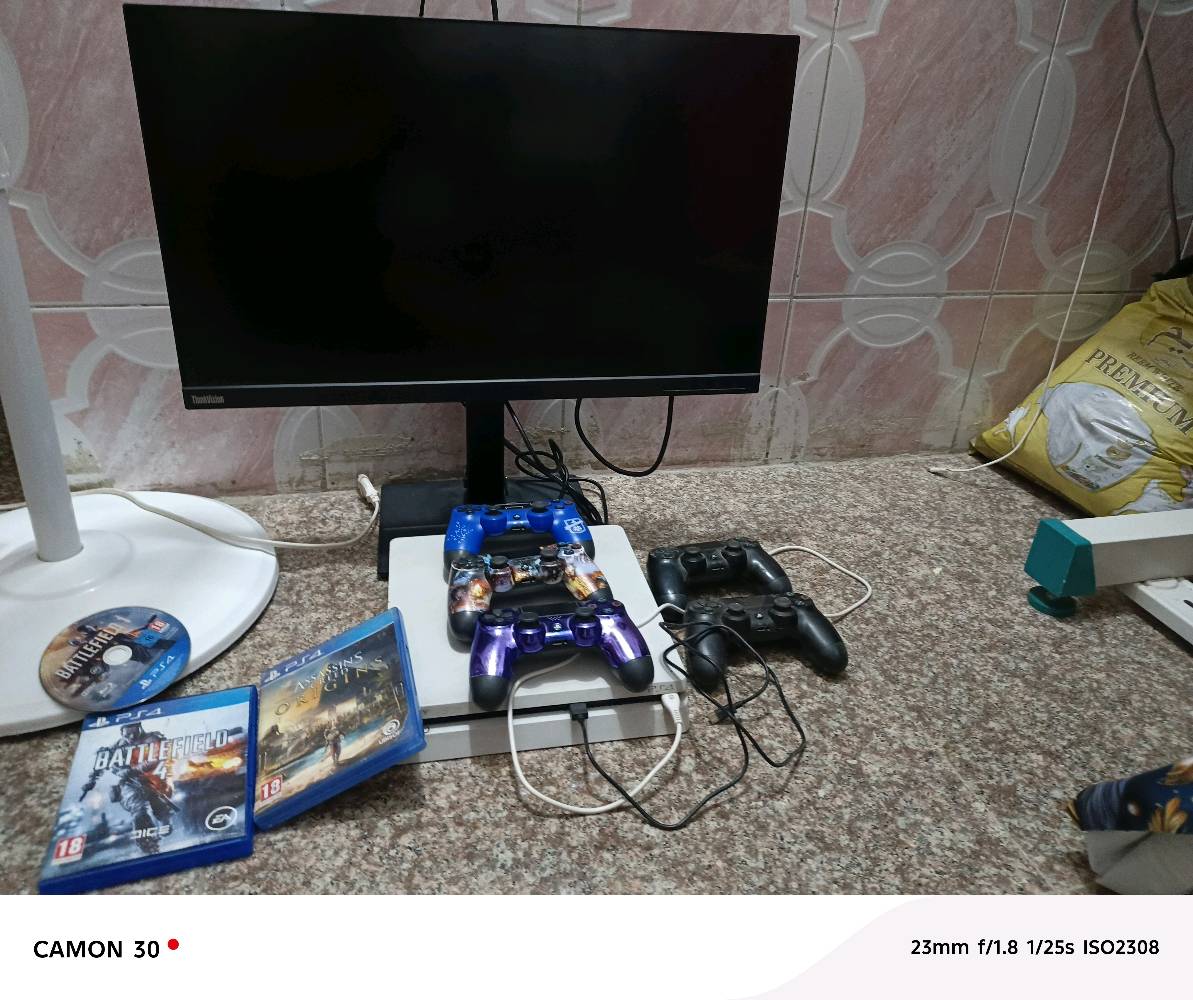 السلام عليكم، متوفر للبيع جهاز بلايستيشن 4 سليم (PS4 Slim) بمواصفات ممتازة، الجهاز غير مهكر وعلى آخر تحديث (نظام 13).
​تفاصيل العرض:
​سعة التخزين: 1 تيرابايت.
​الملحقات:
​عدد (5) أذرع تحكم (يد): اثنتان أصليتان (واحدة منهما تحتاج صيانة لزر المثلث)، وثلاث تجارية.
​عدد (3) أقراص ألعاب (أشرطة).
​شاشة قياس 32 بوصة مخصصة للألعاب فقط.
​حالة الجهاز: نظيف جداً، لم يسبق فتحه (ستيكر الوكالة موجود)، وجميع ملحقاته وكابلاته متوفرة.
​السعر: 300 (السعر المذكور).
ملاحظة: البيع بسبب ظروف خاصة، والرجاء من غير الجادين عدم المراسلة.
​للاستفسار، يرجى التواصل عبر واتساب أو الخاص على الرقم: ***********