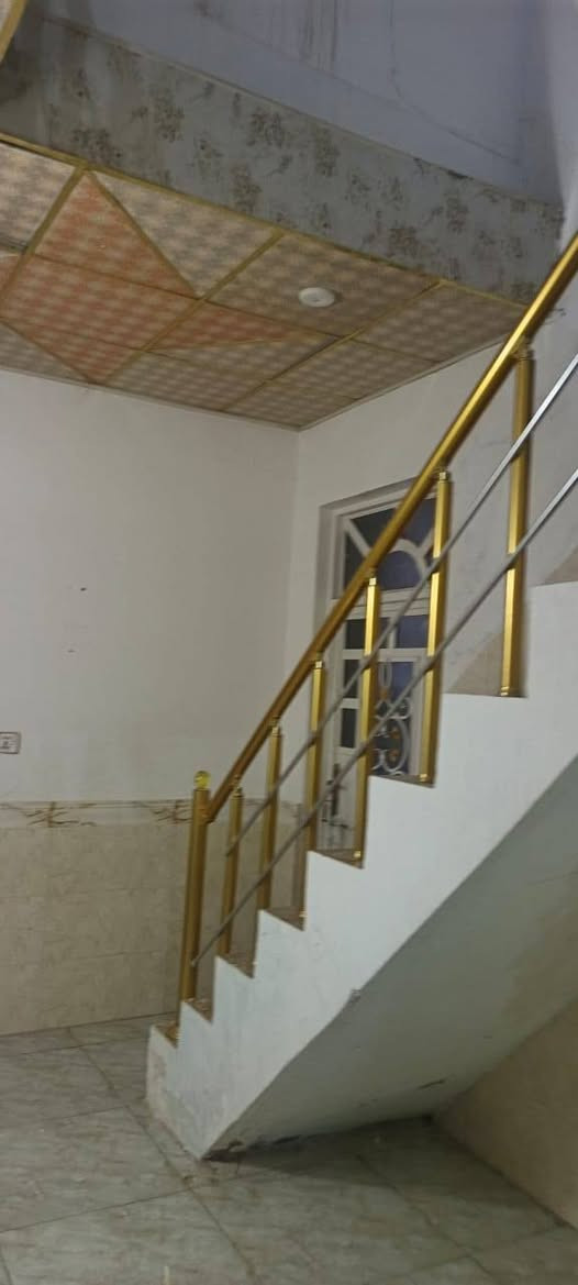 ‏بيت للبيع مساحته ١٠٠ طابق ونص غرفتين وصالتين واستقبال ومطبخ و ثلاث صحيات حي الوفاء مقابل الهندية منطقه الأربعين شارع عشره سعره ١٣٥ وبين مجال وحاليا ماجر ٣٥٠ 
‏للاستفسار مكتب بركات ام البنين ***********
‏
