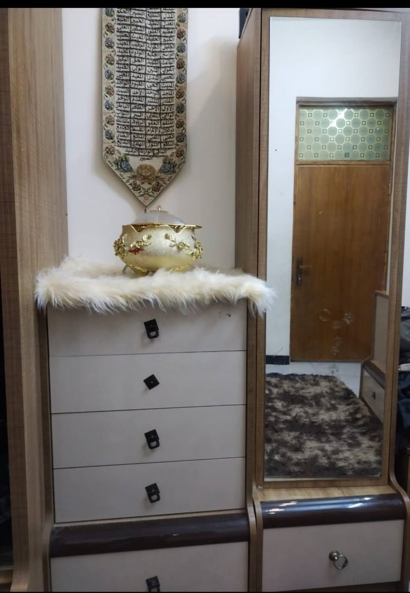 غرفة نوم مستعمله نظيفه جدا السعر مليون وربع.
***********
