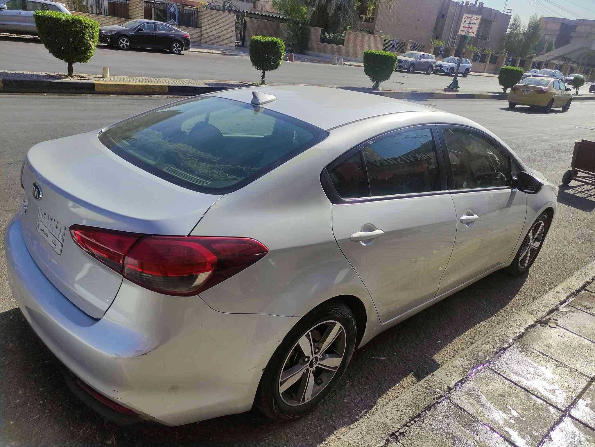 تحية طيبة
*للبيع: كيا فورتي 2018* لون فيلي

*المواصفات:*
- الموديل: 2018
- المحرك: 2000 دوش 
- الكير: اوتوماتيك 
- الرقم: بغداد
- السيارة باسمي

*حالة السيارة:*
- تبديل بنيد بسبب حادث بسيط والبنيد الاصلي موجود وصور الحادث هم موجودة 
- بارد باب السايق + الباب الخلفي مال السايق 
- صبغ بابين الجهة المقابلة + جاملغ الصندوق

*السعر: [ 120] ورقة* 
*المكان: بغداد منطقة البلديات 
*للتواصل: [ *********** ] واتساب/اتصال

الشراي الجاد يراسلني خاص
قابل للتفاوض البسيط
