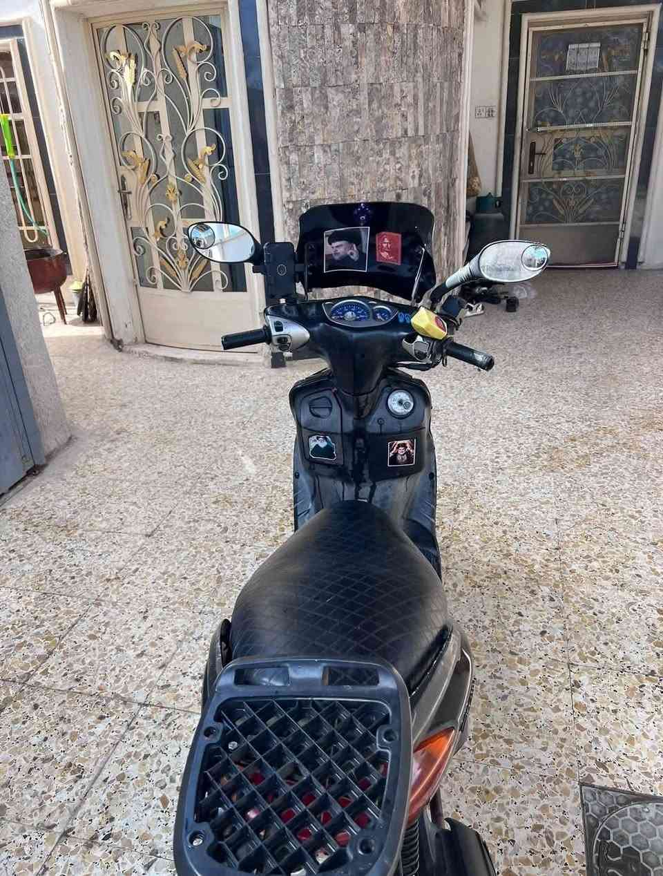 سلام عليكم دراجة سكنس للبيع دراجه كفاله كفرات ابلادي مكينه بلادي شلعه تشك الكاع ومعدل يخبل الدراجه مال جناي نزلته رمبه صالي 7 تشر دراجه ما متعوبه من الشغل للبيت ومتوازي عله بيعته السعر 675. وبيه مجال حك الجيه الرقم *********** مكاني محموديه.💸🌿
