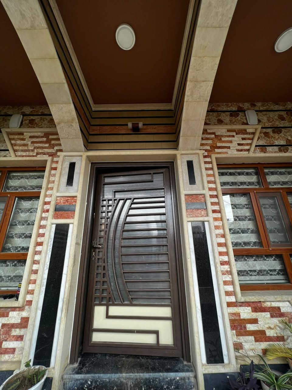 السلام عليكم ،،،،
🏡دار للبيع🏡
الموقع 🌎:-ملايين الاولى خلف الكمرك 
المساحه 📐:-100م📍
الواجه📏:-6 م📍
التفاصيل :-
الدار ثلاثة طوابق ⛳
5غرف نوم ✅
استقبال +هول +مطبخ ✅
خدمات كامله ✅
الدار مرتب حيل حيل ✅
للاستفسار اكثر :- 
***********☎️
***********☎️
***********☎️
