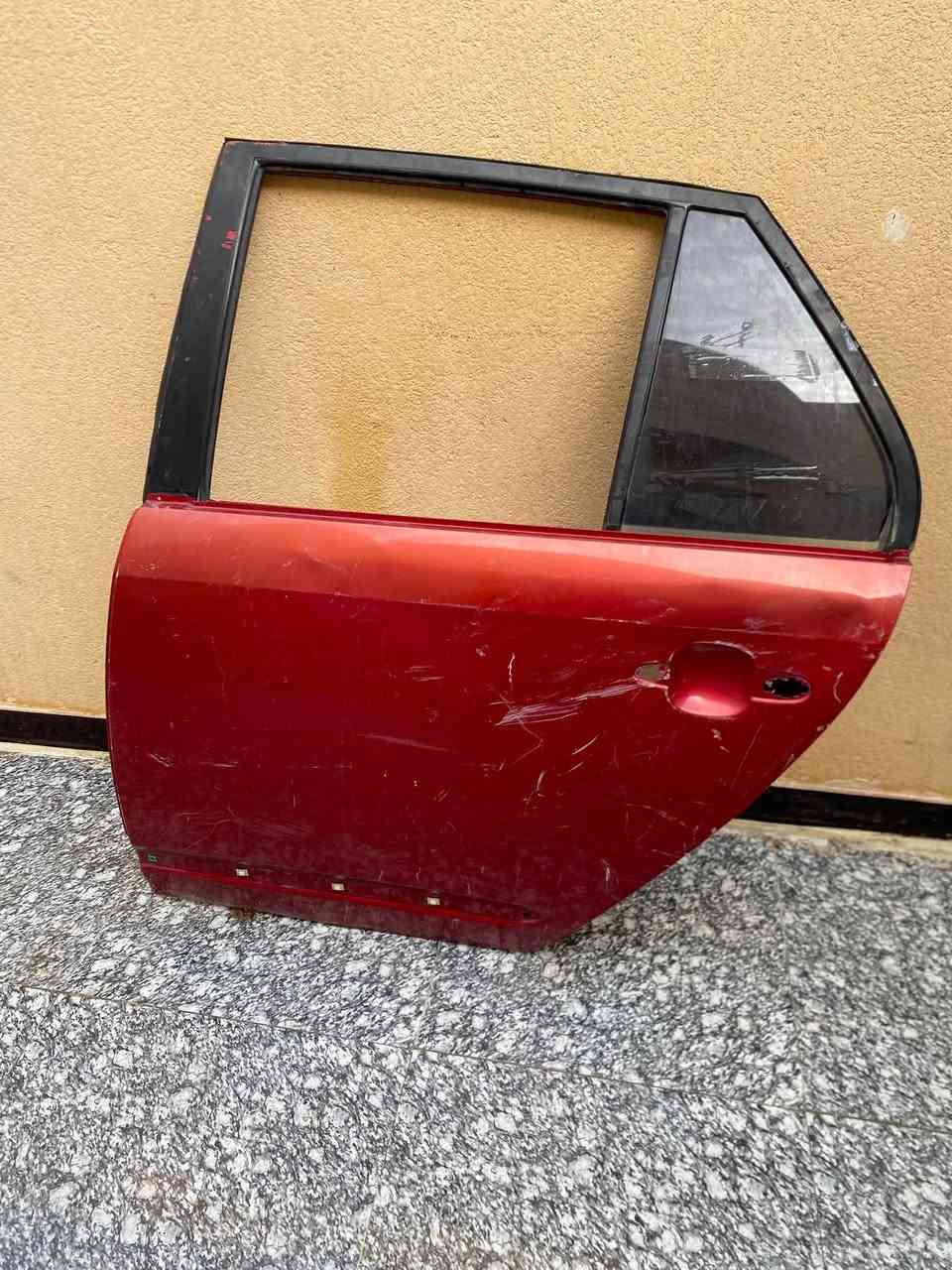 سلام عليكم باب كيا كارينز احمر جهة اليسره ورا سايق باب نضيف  سعر 100 و عندي مشط جديد مال كيا كارينز مكاني بصره ابو الخصيب الاستفسار ***********
