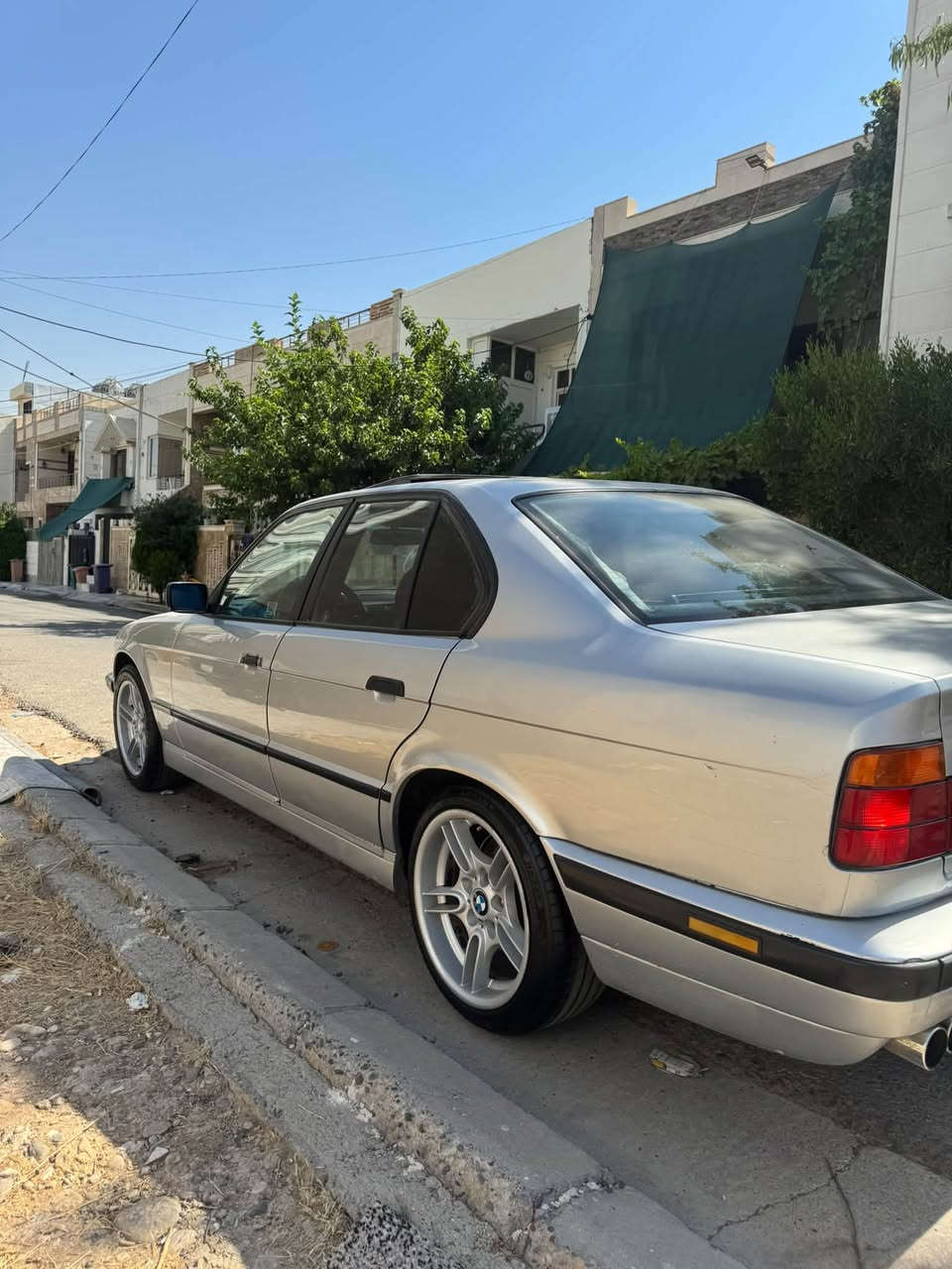 السلام عليكم  للبيع BMW 1993اصل    مكينه وكير اوتو 525. ألون سلفر السياره كلشي بيها بلادي بدون دعم بدون دكه جاكوج بجم عريض أربع جام كهرباء كشن جلد سلايت روف تخم تاير ويل حصيره بلاد عليها باتري جديد تبريد ثلج كهربائيات صدر خلفي امامي جديد رقم أربيل باسمي شرط التحويل     مكانها اربيل   وسعر ٦٨ وبيها مجال لطيبين  *********** وتساب
