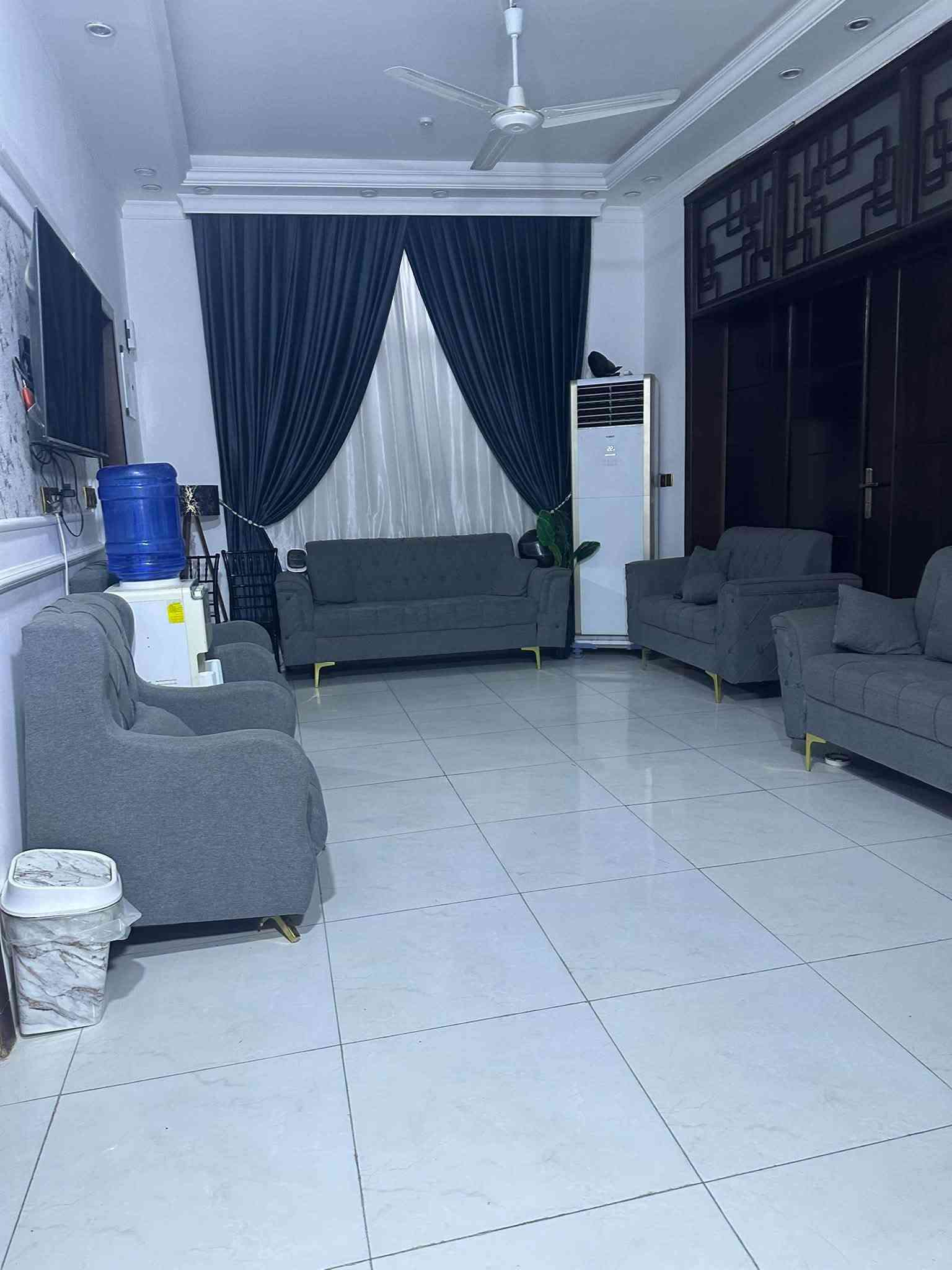 السلام عليكم  بيت طابقين مساحة 150 واجهيه 13 نزال 11 البيت يحتوي على 4 غرف نوم و 4 حمامات الغرف 2 جوه 2 طابق ثاني  الغرف الفوك نضام سويت على مساحة البيت وبداخل مجمع صحيات متكامل  وايضاً اكو مساحة فوك ترهم بين الغرفتين  يرهم غرفه يرهم هول العنوان حله طهمازية عامود 80 
الاستفسار:***********
ملاحظة الستقبال والهول والغرف الفوك السقوف ديكورات
