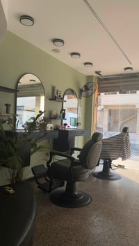 صالون حلاقة بحاجة الى حلاق العنوان الجبيلة خلف تايم سكوير للأستفسار عل...