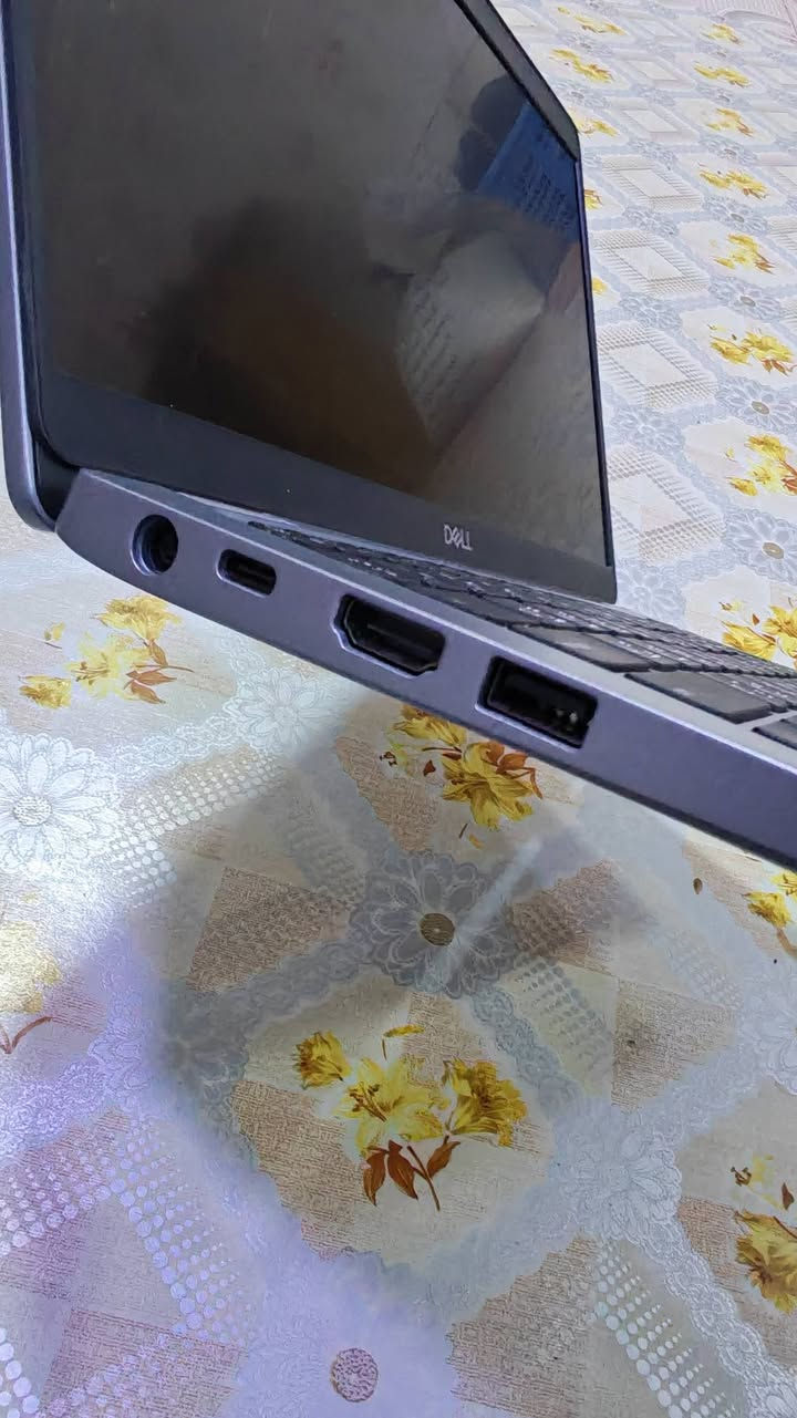 Dell latitude 5310 i7 touch screen
Ram 16 
Hard 512 
Intel (R) Core(TM) i7_10810U

كارت الشاشة داخلي 
نوع ذاكرة SSD
حجم الشاشة 13.3
شاشة لمس
كيبورد عربي + إنكليزي
نظافة 100/100 و سبح منافذ 
لون لابتوب رصاصي 
شحن كلش زين 
ملحقاته ماوس hp+ حقيبة
سوبر سلم جيل 10 حديث 
كامرة فول أج دي مع مغلق للكامرة
للتواصل: البصرة / الهارثة 
الرقم : ***********
سعر لابتوب 400000 ألف و بيه مجال
