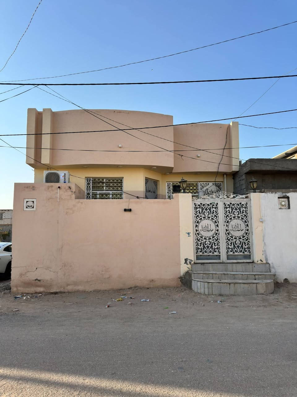 ‏بيت مساحة 100 متر 
بناء صب كونكريت  سنه 2025 
يحتوي على استقبال و مطبخ وغرفة نوم وصالة واسعة ( طابق واحد) 
يحتوي على اثنين صحيات خارجية وداخلية يحتوي على اثنين منور تهوية للبيت 
موقعه  حي ميسان شارع جوهرة العرب  
شارع الشيوخ ، البيت مربع السعر 50مع المجال الاستفسار انتصل ***********
