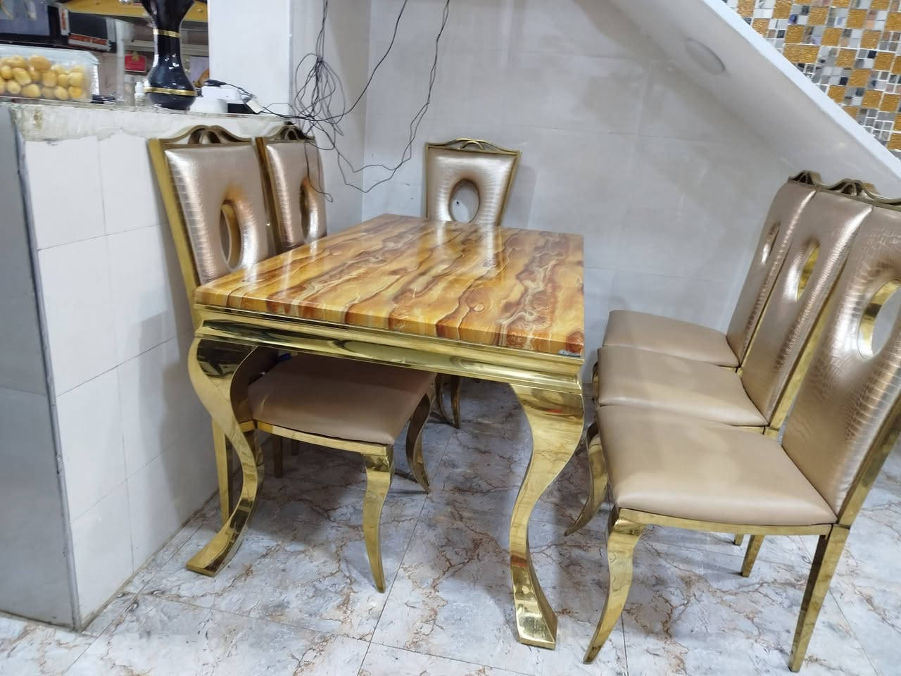 سلام عليكم ميز طعام ملكي  للبيع 6كراسي نضافه 100/100المكان كربلاء طريق بغداد يم مدينه سيد الأوصياء السعر 400وبي مجال قليل الاتصال على الرقم ***********
