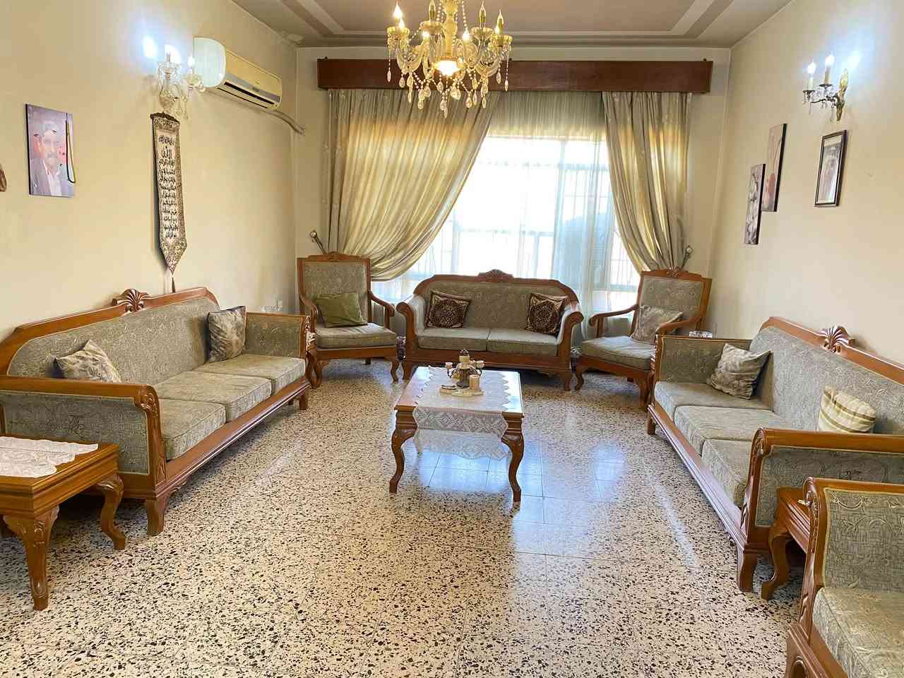 ⁨ ⁨ طقم قنفات كلاسيكي بإطار خشبي فاخر، تصميم  أنيق، خشب صاج الاصلي القديم  متين مع تنجيد مريح، حالة ممتازة، يضفي لمسة فخامة وأصالة على المجلس أو غرفة المعيشة. 
يتكون من ٤ قنفات وكرسين (١٢ مقعد ) مع طبلة كبيرة و٤ طبلات حجم صغير . 
سعرة ٢ مليون ونصف وبي مجال بسيط وللاستفسار ***********
، الطقم تحفة صناعة محلية تكمة تصميم انيق ميتكرر وديكور فخم . #ديكور #صناعة#محلية #طبلات_سيت #قنفات⁩⁩
