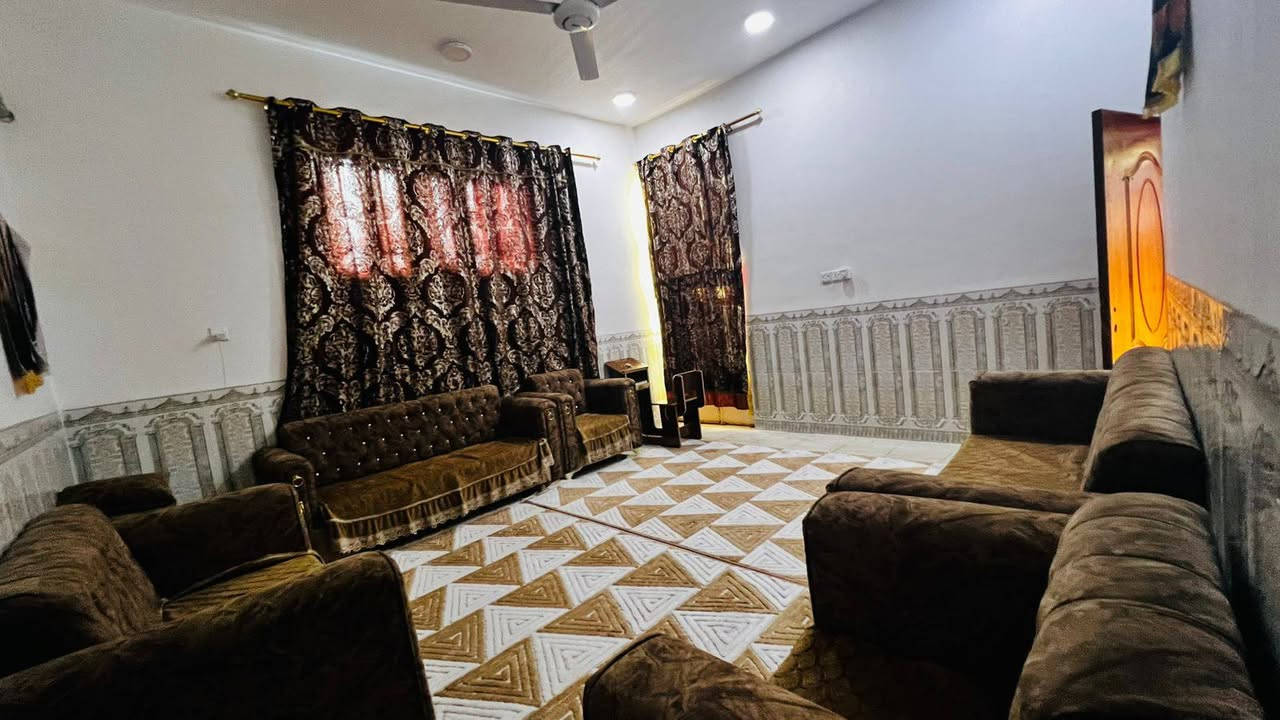 دار للبيع حي الحكم قرب ملعب الخماسي مساحه 110ركن يحتوي على 3غرف نوم وصاله ومطبخ وبراني وحمامات مطلوب 6للمصرف السعر الاتصال على 
***********
***********
