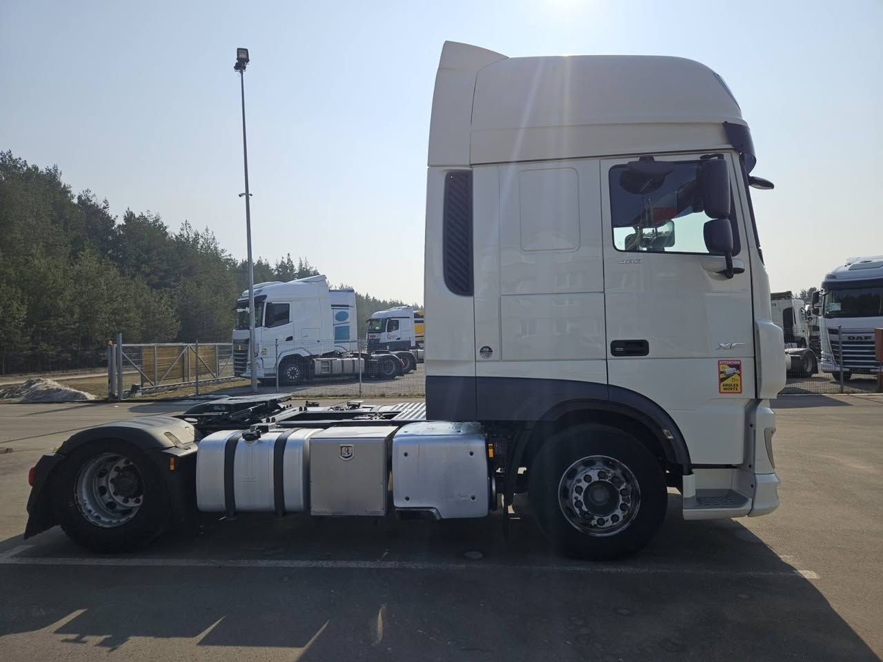🚛 DAF XF 480 | موديل 2019 🇫🇮➡️🇮🇶
للبيع قاطرة DAF XF 480 موديل 2019، وارد من فنلندا 🇫🇮
السيارة حالية في فنلندا وقريباً تصل إلى أربيل 🇮🇶، بمواصفات أوروبية ومناسبة للعمل والنقل لمسافات طويلة.
🔹 المواصفات:
الماركة: DAF
الموديل: XF 480
سنة الصنع: 2019
المحرك: PACCAR MX-13
القوة: 480 حصان
سعة المحرك: 12.9 لتر
الانبعاثات: Euro 6
القير: أوتوماتيك TraXon – 12 سرعة
نظام الدفع: 4×2
الكابينة: Space Cab / Sleeper
الممشى: تقريباً 926,000 كم
بلد السيارة: فنلندا 🇫🇮
الوصول: أربيل 🇮🇶
⭐ وصف السيارة
قاطرة DAF XF 480 معروفة بقوة محركها واعتماديتها، ومناسبة جداً للنقل لمسافات طويلة. السيارة مختارة من السوق الفنلندي، وتتميز بمواصفات أوروبية ومحرك MX-13 بقوة 480 حصان مع قير TraXon أوتوماتيك.
السيارة حالياً في فنلندا، وقريباً تصل إلى أربيل.
🔍 الفحص والمعاينة متاحان عند وصول السيارة.
💰 السعر
السعر خاص للجادين فقط.
📞 للاستفسار والحجز
***********
***********
🇫🇮 فنلندا → أربيل 🇮🇶
🚛 DAF XF 480 — 2019
فرصة ممتازة لأصحاب النقل والشركات.
