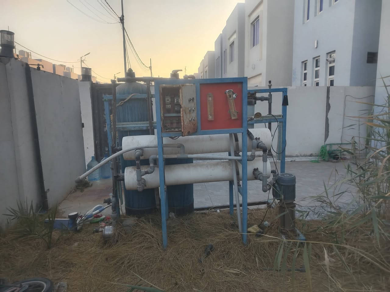 السلام عليكم محطة تحلية وتصفيه مياه ارو للبيع مستعمله قليل في الدواجن بيها مواطير غطاس ٢ الواحد على ٧٥٠ الف  الجديد محطة كلها ابيعها ب السعر  مليون ونص وبيها مجال الله شاهد خواتها ب بثلاثه واربعه بس متوازي على بيعتها تفاصيل الاتصال ***********
