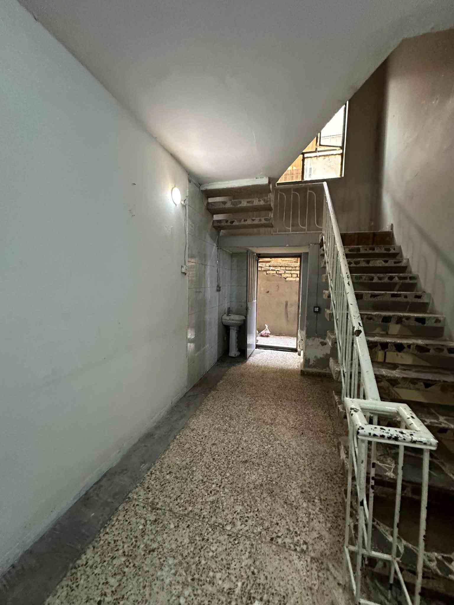 🏠 للإيجار في السيدية

📐 المساحة: 200 متر
🚗 كراج + مدخلين
🛏️ 4 غرف نوم مع سويتات
🛋️ صالة
مطبخ في الطابقين

📍 الموقع: السيدية – مربع الـ400

💰 الإيجار: مليون و250 ألف دينار
🤝 قابل للتفاوض

📞 للاستفسار والتفاصيل:***********
