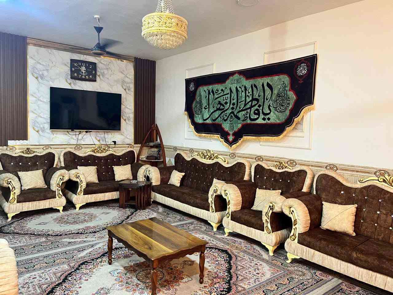 يالله بيت طابق واحد ٤٠٠م مساحه البناء ٢٦٠ طابو زراعي سند ٢٥ خدمات كامله منطقه سكنيه
طريق حله نجف شارع نزلت الأمام بكر ابن علي ع
  و١٠٠ م صايره كراج وحديقه
يحتوي
 غرف نوم ٥*٦
غرفه نوم ٦*٦ مع سويت 
استقبال 
هول جلوس
مطبخ ٥*٥
صحيات عدد ٣
للسفسار مراجعه مكتب الوتين للعقار ***********. *********** 
#إشارة #الجميع
