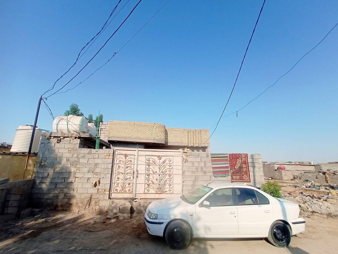 سلام عليكم بيت للبيع مساحه 200 بيه قرفتين مطبخ وصاله وستقبال لبيت بنيانه جديد صار سنه خدمات لمنطقه فول ماي وكهرباء مولد تبليط لي يرد بيت خوش مكان هدو لمنطقه ***********  بيه واتساب
