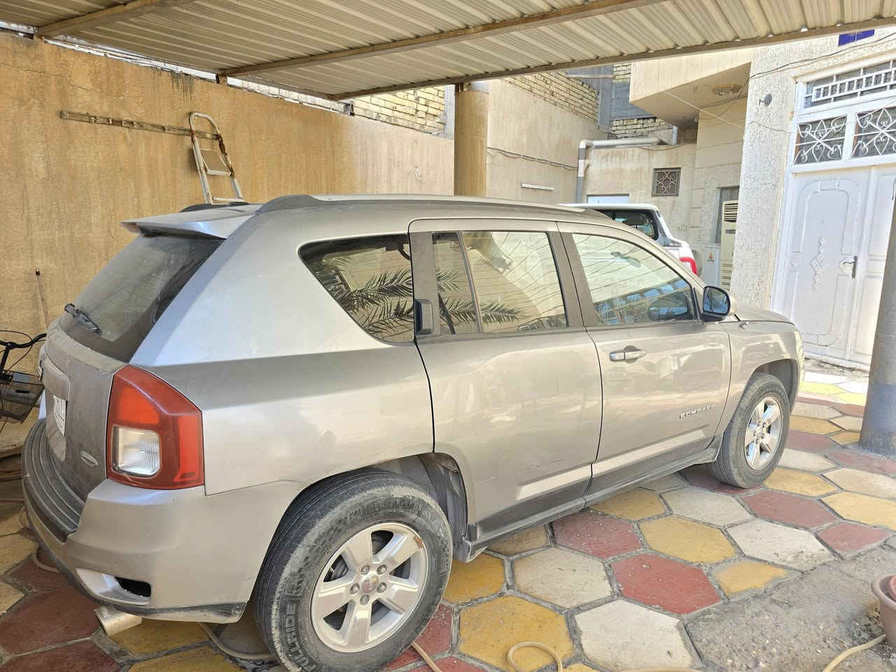 السلام عليكم
للبيع جيب كومباس موديل 2016 
واري امريكي مكفولة عدا رصعات بسيطه مثل ما موضح بالصور

المواصفات والحالة العامة

السيارة الشكل القديم، دفع أمامي، وارد أمريكي. نظيفة جداً وما ملعوب بيها أبد، وماشية 86 ألف فقط. صارلها 4 سنوات عدنا واستخدامها قليل جداً، ما نطلع بيها طرق خارجية ومحافظين عليها مال جناية، ودائماً نفولها بنزين محسن.

​الاستخدام والصيانة

السيارة سياقتها حلوة وبيها شلعة قوية، والتبريد ثلج. مبدليلها تخم تايرات ودهن جديد، يعني جاهزة وما تحتاج أي مصرف.

​الضرر

حادثها بسيط جداً وموضح بالصور، واكو رصعات بسيطة ما معدلها مثل ما وضح بالصوره السياره مكفولة عدا ما وضح بالصور

​الأوراق والموقع محركها اربعه سلندر 2.4 لتر

السيارة مسجلة باسمنا وسنويتها مشروع وطني وجاهزة للتحويل. مكان التواجد في ذي قار، الناصرية.

​السعر والتواصل

السعر 130 ورقة، وبيها مجال للجادين.

للتواصل والاستفسار (اتصال أو واتساب) على الرقم: ***********
