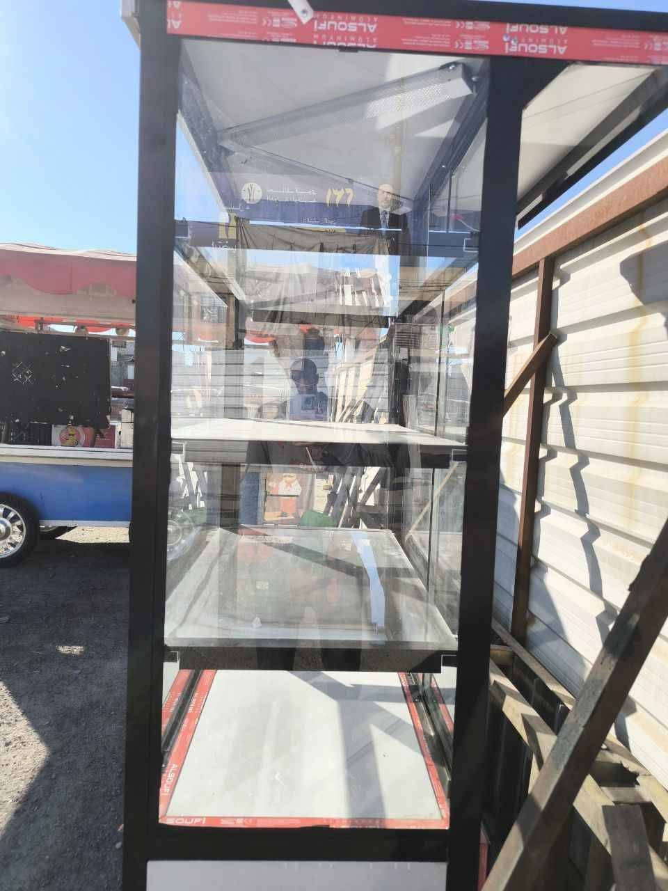 باترينة او عارضة زجاجيه متحركة جديدة 
تحتوي ع 4 رفوف زجاجيه 
وتحتوي ع تخزين 2 رف 
جميع الابواب تحتوي قفل 
سعره 350 الف 
مشتغل بيه فقط 4 ايام 
للتواصل *********** 
مكاني بغداد الحرية بغداد, العراق

