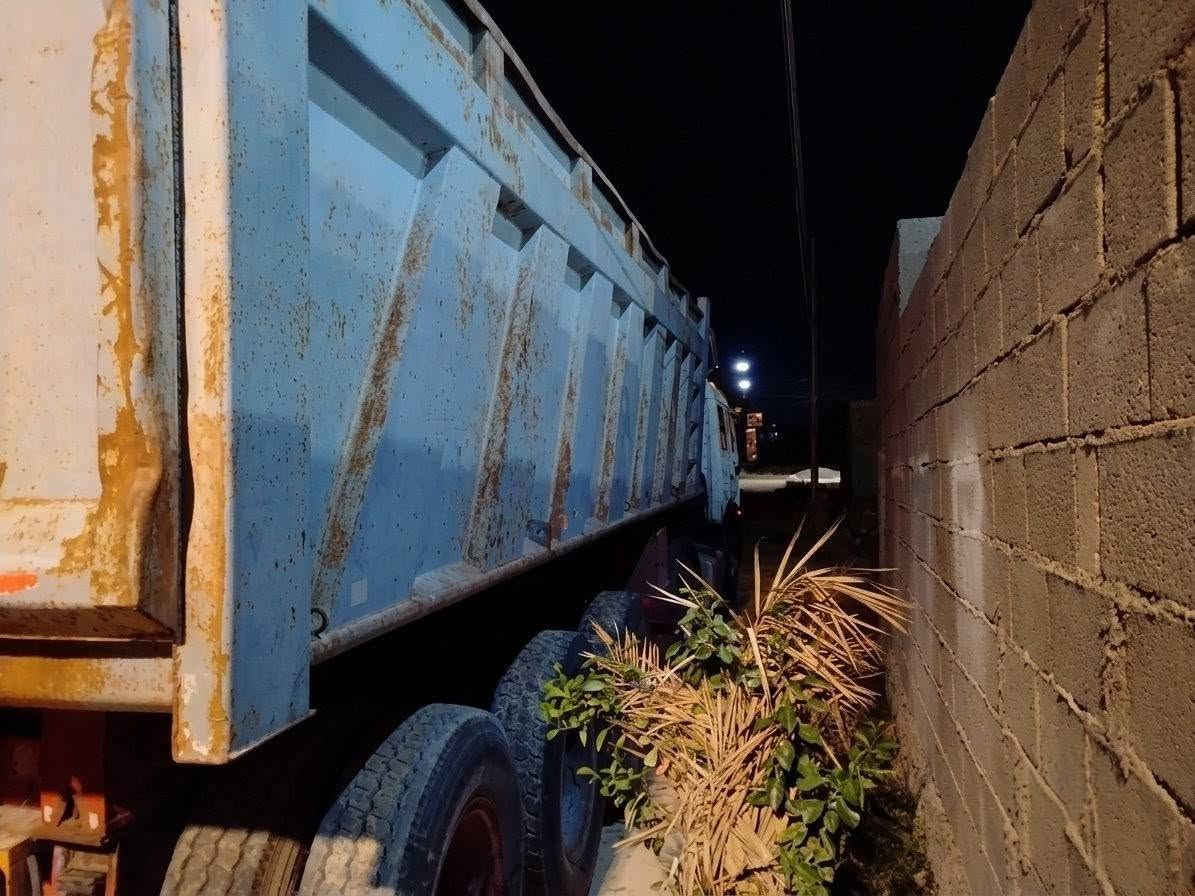 السلام عليكم ورحمة الله
تريلة البي. 
محرك 35
8 سلندر توين تيربو
گير 160 
الراس تايرات 22.5
شاصي مبطن الشاصي مكفول من اي ضرر
تبريد سبلت
السيارة جاهزة للشغل
كهربائيات كاملة
 لايتات
بگ لايتات
اشاير
فتالات
مربوطة على تنكر بالسنوية 
رقم بصرة شرط التحويل

العربانة حدادية
تايرات 24
3 محاور
2 دنگير 16 مدور
1 دنگير برينة
تكعب 30 متر مكعب
جك رفع اوزجيلان تركي كبير

السيارة بالشغل

للاستفسار ***********
