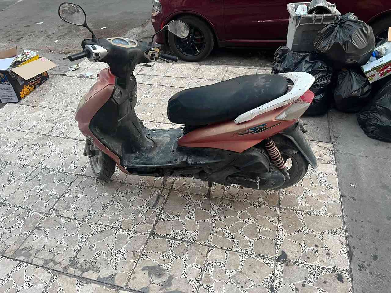 السلام عليكم للبيع سكنس نثيه دراجه مكينه مفتوحه مبدل ولفات وبيها نقص بل كهربايات ضفيره بل جيس 
السعر 300وبيها مجال مكاني بغداد الحريه***********
