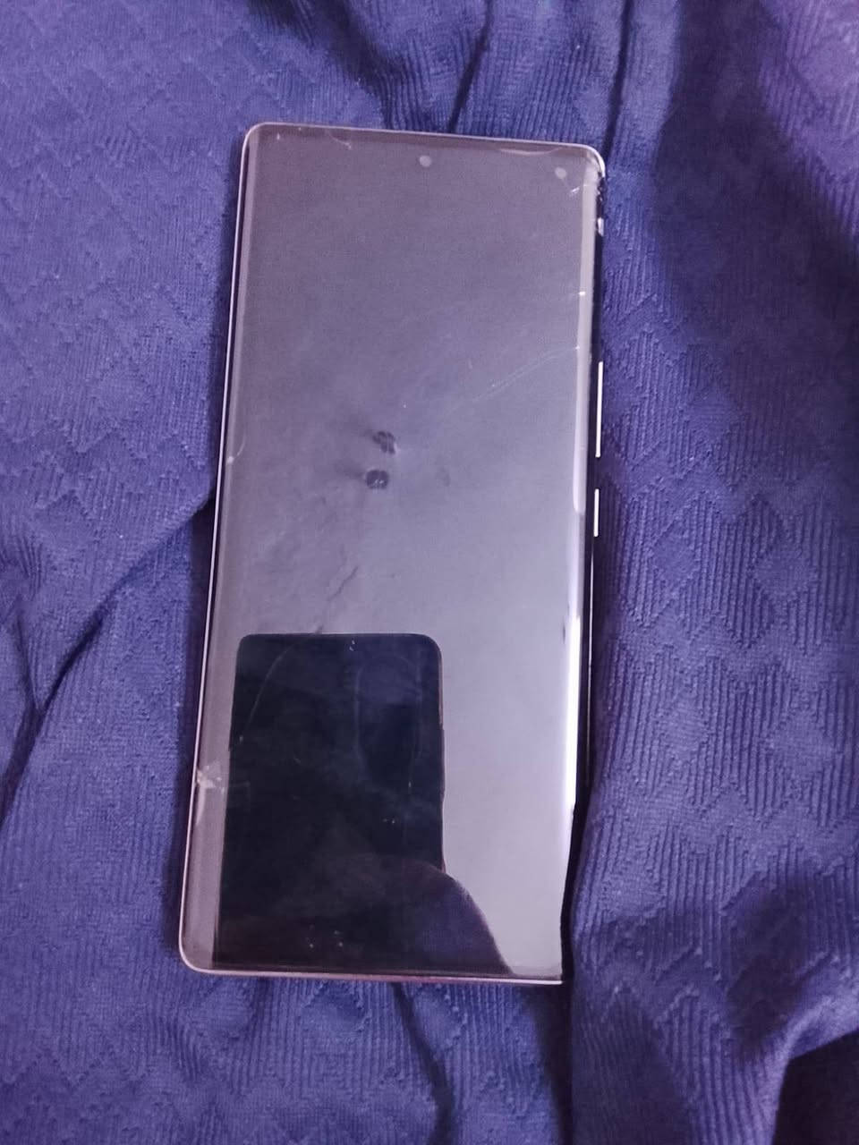 مبايل مستعمل نضيف البطاريه ٥٠٠٠ الذاكره ٢٥٦ للبيع السعر ٢٥٥ وبي مجال لي يريده يتصل عل هاذ. الرقم ***********
