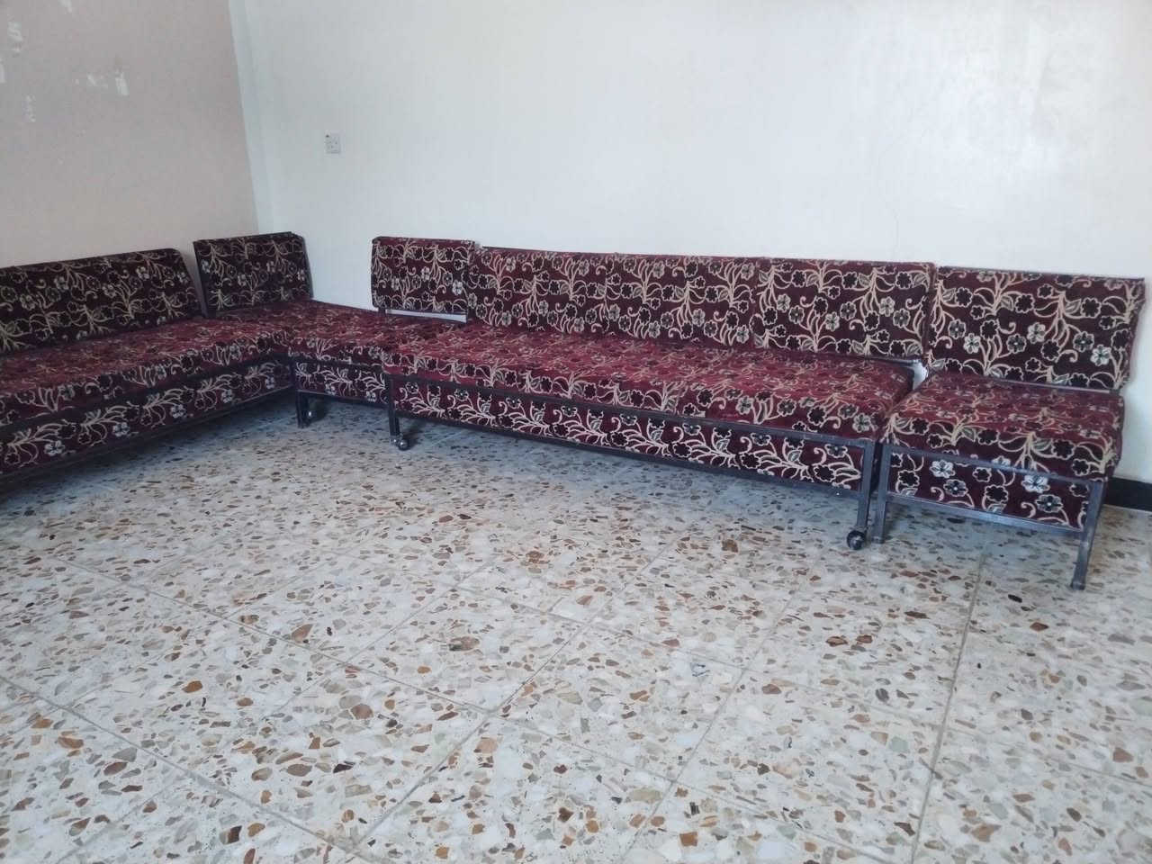 ديوان حديد نظيف عشر مقاعد سعره 150 للتواصل *********** بي واتساب
