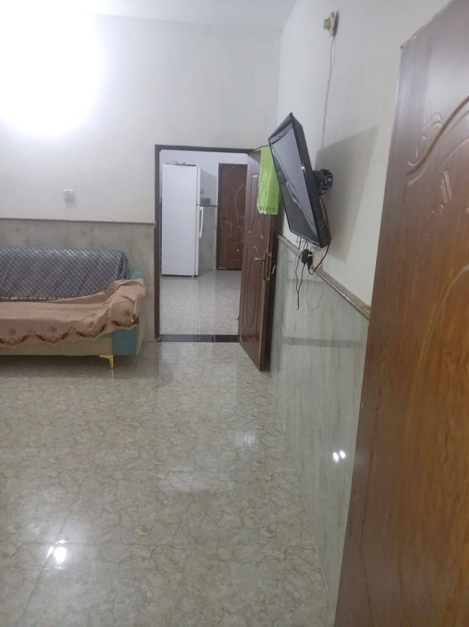 للبيع بيت واجهه ١٣م مساحه ٤٧٥م غرفتين وهول وصاله واستقبال وكلدور ومطبخ وصحياتي داخليه وخارجيه وكراج يسع ٣سيارات ويوجد في كل ركن من اركان البيت دنكه وعدد النك ١٦ وحده العنوان بابل محاويل حي الاسرى الافراز ويقع على شارعين الامامي ٢٠م والخلفي ٨ م والسعر خاص وعالي عن الشارع ١ م اتصال *********** ابو علي
