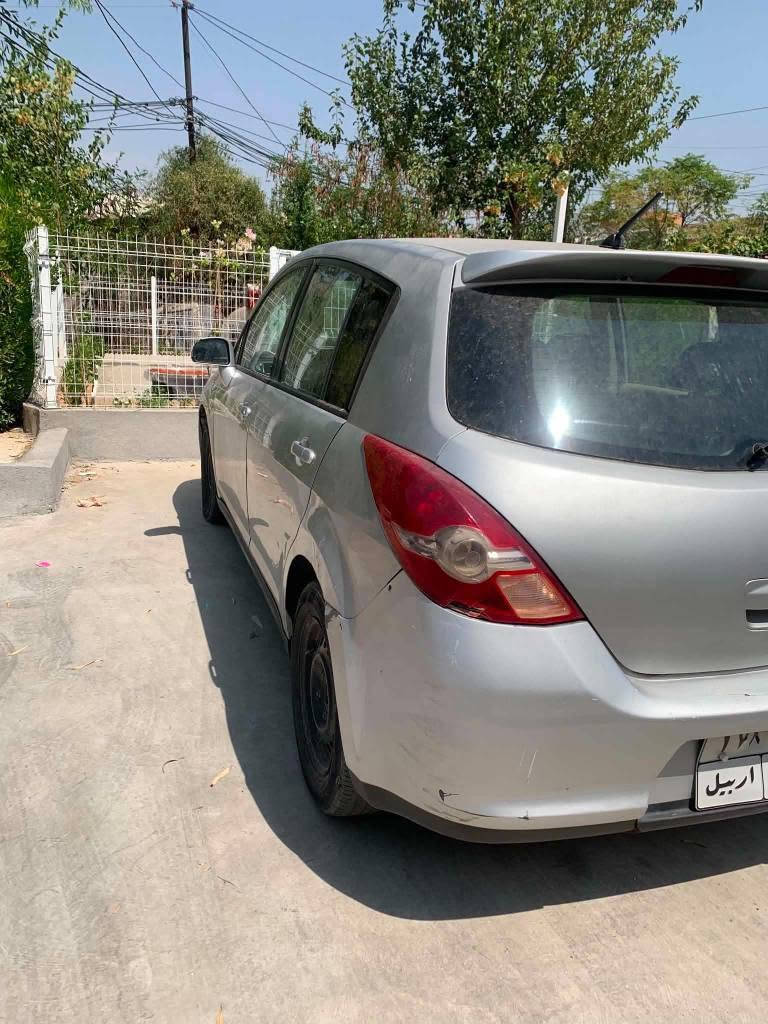 نيسان تيدة ٢٠١٠ گير تؤماتيك گير و مةكينة و تةبريت بةشةرت سعري ٦٦ مجالةكي كةم سبوغ چوار پارچة و نيو دةعم و ليدراني قورسي نية بةناو كردن بةشةرت  *********** شوين هولير شقلاوة تكاية موشتةري ني بيزارمان مةكة شقلاوة, أربيل
