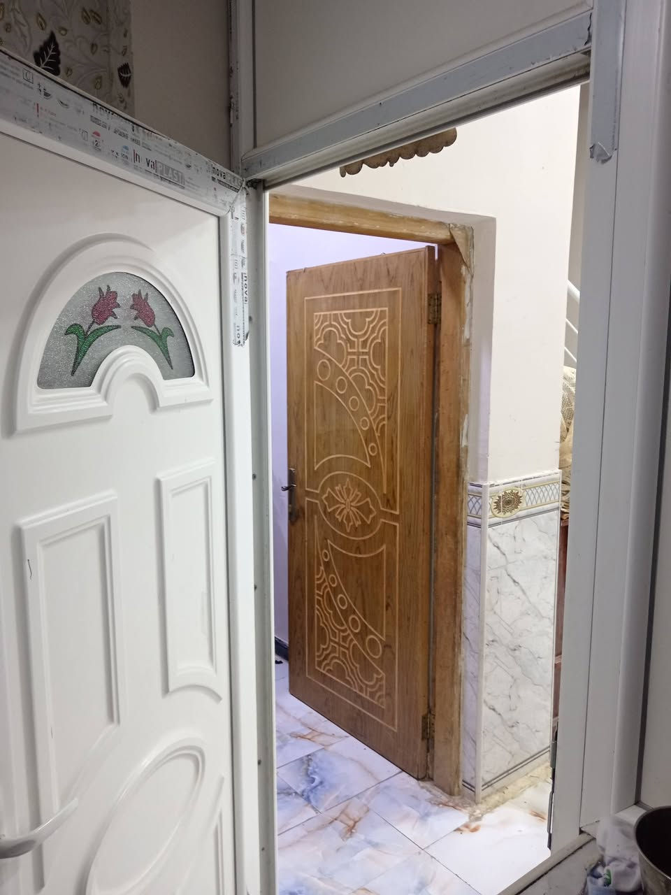 بيت للبيع مساحة ١٠٥ بيت زراعي منطقت المعش بستان عربي بيت جاهز للسكن بي مطبخ ٣اونص +تلاث اونص غرفة نوم ٥متار +تلاثة ونص بي حمام خارجي أو اخلي دوانية ٥ونص +تلاث ونص صالة ٦متار +تلاثة ونص منور زغير الاتصال على الرقم صاحب البيت ***********
