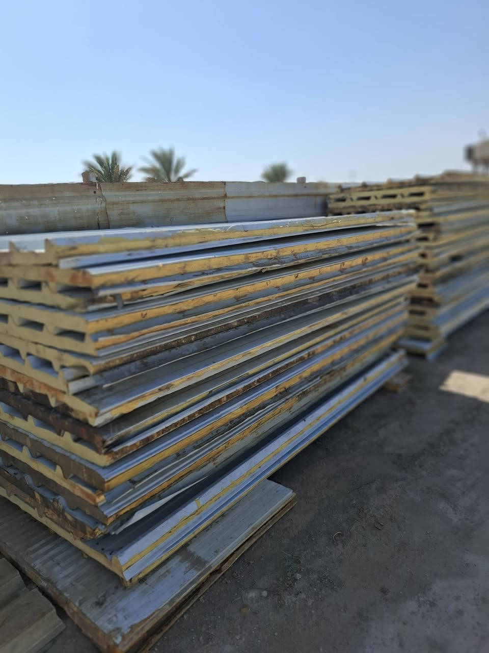 سندويج مستعمل للبيع نضافه ١٠٠% الطول ٢ و ٨٠ سم  العدد ٤٠ قطعه العنوان بابل الحمزه الغربي قرب معمل السكر الاستفسار الاتصال على *********** او ***********
