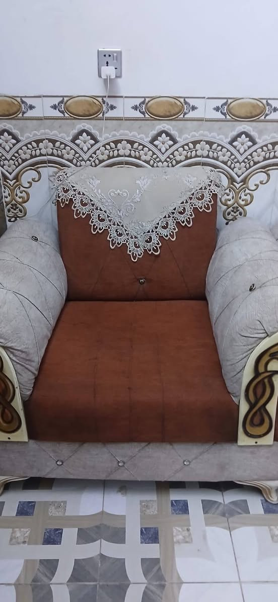 عندي دوشك جرباية ١٥٠ سم ضغط نظيف بس يحتاج وجه ب٤٠ وبي مجال
تخم مستخدم للبيع ١٠مقاعد نضيف ومابي كل ضرر والسعر ٢٠٠ 
الكيارة مقابيل البانزيخانه
***********
