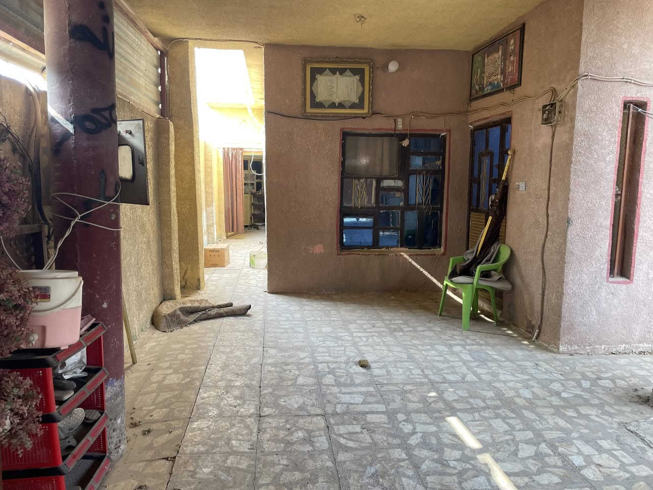 بيت ركن امام سوق الشمري طابق ونص مستعجل ع بيعته 
يتكون من كراج كبير وحديقه وصحيات ثنين بلكراج وستقبال ٨ متر وصاله و٣ غرف رابعه مسوينه مطبخ بارد اضافه الى مطبخ حار بلترك حمام جوه وحمام بلطابق ثاني فوك غرفتين السطح شتايكر لبيت يخبل بس عوزه تنضيف 
للاستفسار الاتصال على الرقم *********** بيعه مستعجله كلش
((توضيح السقيفه شايله ))
