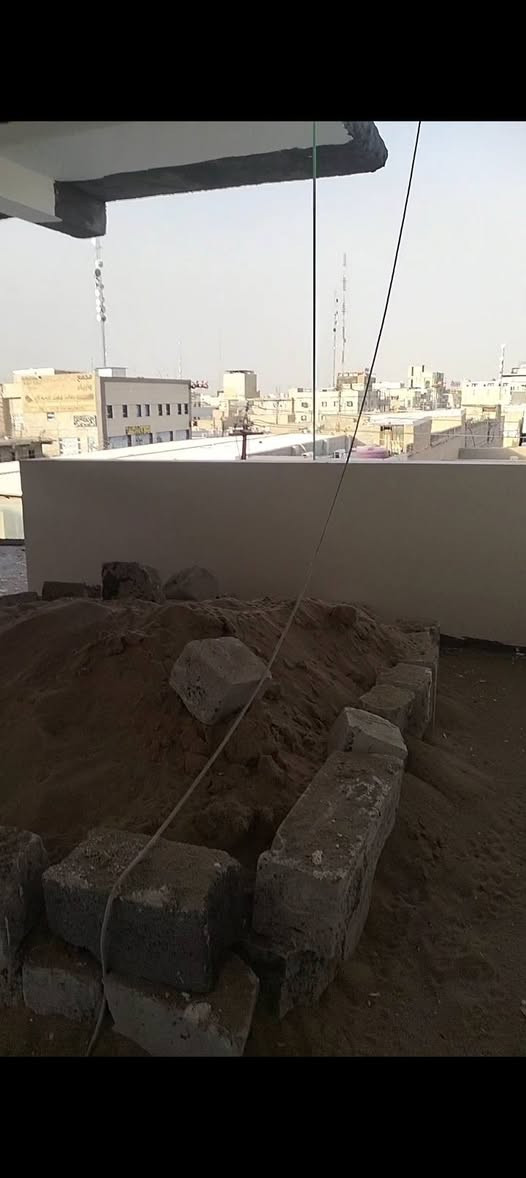 بناية تجارية للبيع في سوق الجنينة 200 م الواجهة 20 م غير مكتملة البناء 4 طوابق الطابق الارضي قاعة مفتوحة وكذلك الطابق الأول اما الطابق الثاني مقطع الى شقتين وكذلك الطابق الثالث اجزاء منها ملبوخة ومبيضة تحتاج الى تشطيب وباقي الأعمال تباع على ماهي عليه منطقة تجارية قوية وعلى شارع 20 م طابو صرف بأسم شخص موجود تحويل يوم ثاني..
السعر /1600 مليار وستمائة مليون قابل للتفاوض..
للأستفسار /*********** واتساب
مكتب عقارات المكصوصي في الجبيلة قرب السوق الأصفر القديم .. البصرة, العراق
