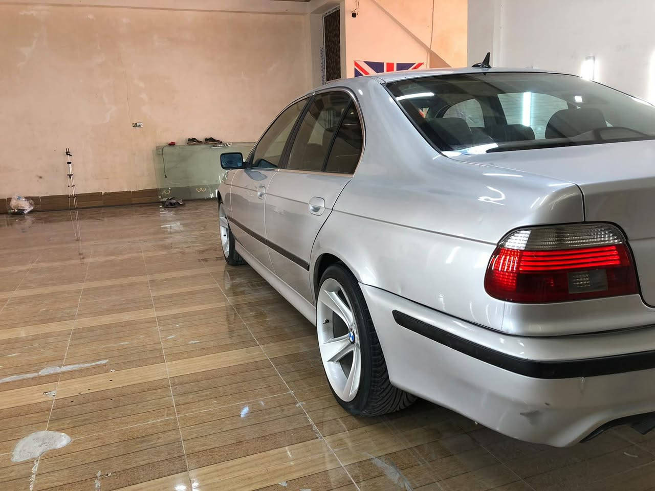 بی ئم دەبڵیو e39    525
مۆدێل 2003 
گێڕ تۆماتیک و عادی و سپۆرت
ئارم پلاستیک سلێمانی ئارم و ئەولیات بەشەرتی مەفرەزە و سەیتەرە
تەواوی کوردستانی پێ بگەڕێ
٣ پارچە بۆیاخ لە گەڵ دوو پەڵەی بچووک بێ ناوگرتن بێ دەعم بێ چەکوش 
هەشت ئێرباگ ئێرباگیش نەتەقیوە
ویل هامان ١٨ 
تەبرید لەسەر سویچ 
تەبرید دوو زۆن
بپێش و پشت کەپس
تەحدید سورعە
ئەی بی ئێس و تراکشن
تەحەکۆماتی سەر سوکان هەمووی ئیش ئەکا 
شاشە ئایپاد 
لایت عەڵقە
چوار جام ئۆتۆ
قۆفڵ مەرکەزی
بەنسی برێک و پێش و پشتی تازە گۆراوە 
نە بۆخار نە دووکەڵ نە لێچوونی نیە یەک قەترەش
سعر 68 گەڵا و معاملەیەکی زۆر کەم
دار و بەردی بە شەرت ئەفرۆشم ٤ ساڵە لای خۆمە 
شوێن هەولێر أربيل, العراق
