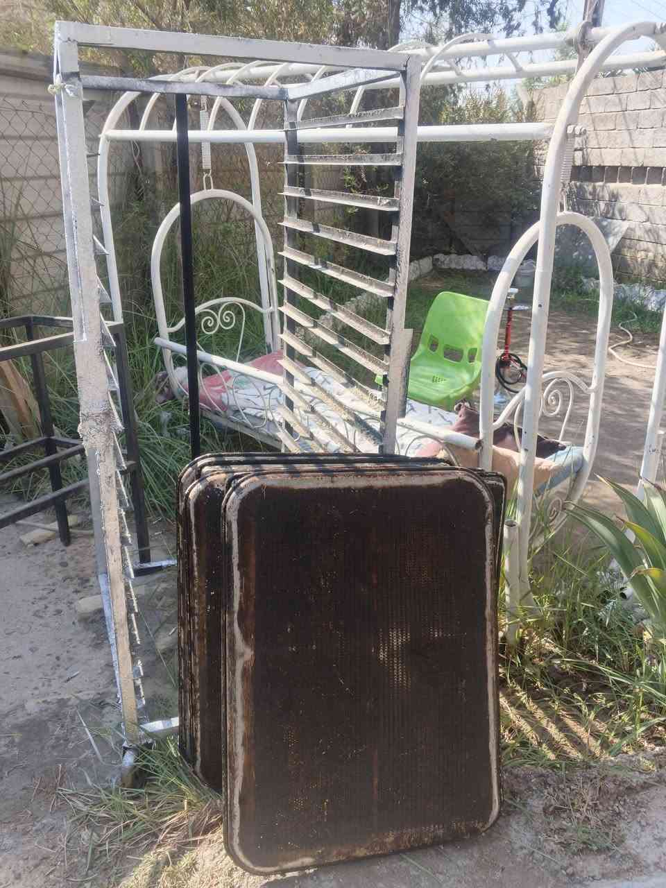 سلام عليكم عربانة مع 15 طاولي وميوزة ثنين قفلهن300 بغداد الدورة ***********

