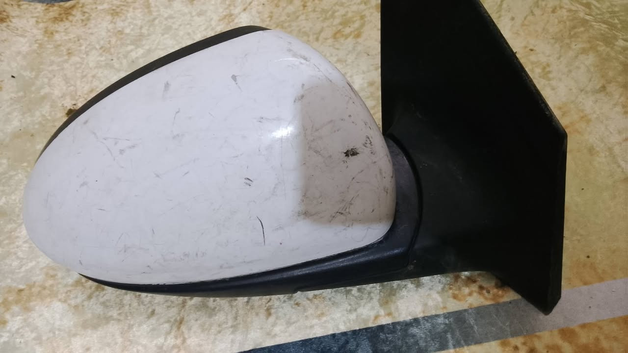 مراية جانبية • بيها مجال • ابيض