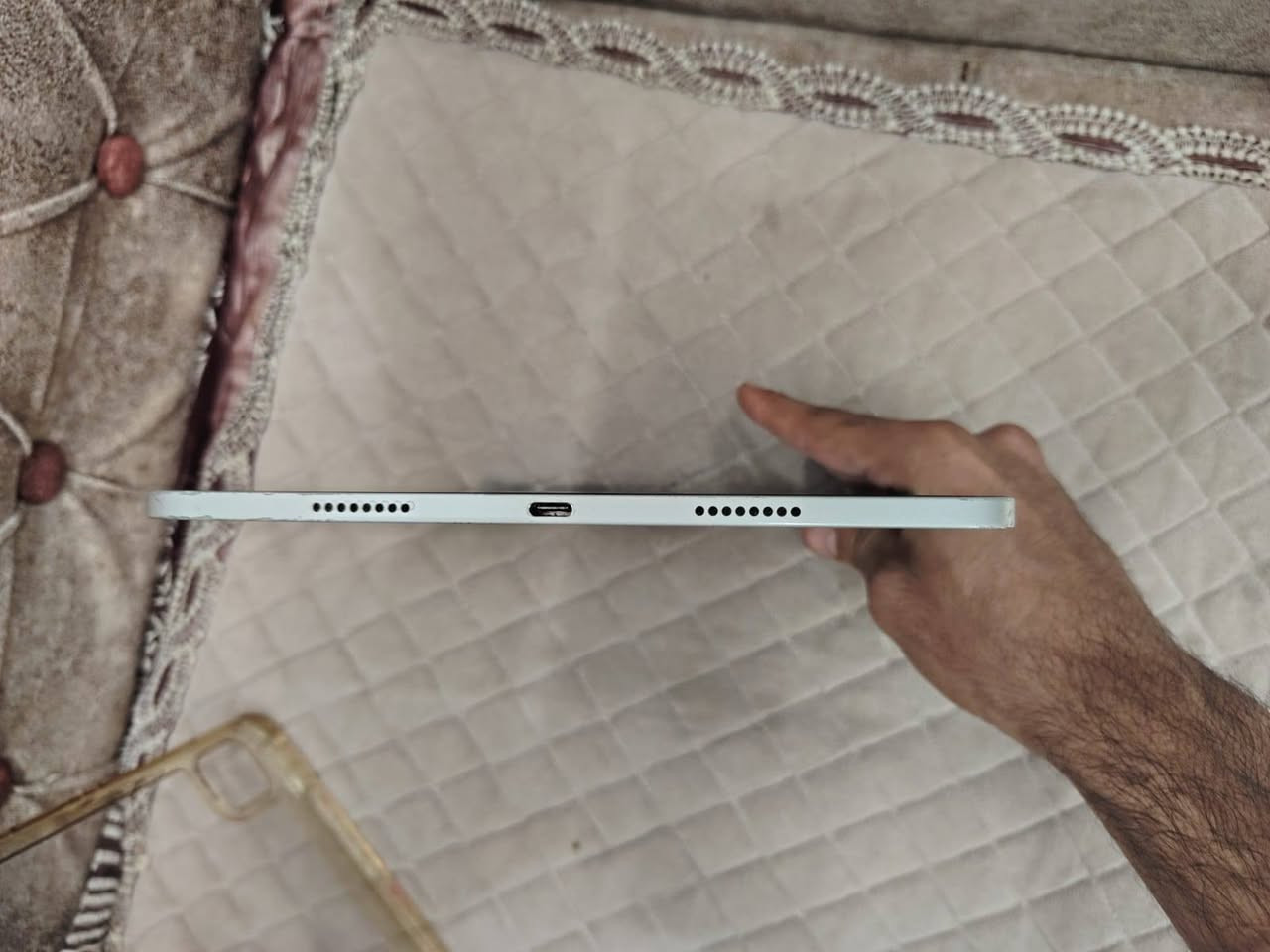 ايباد 11 برو m2  نضافة 75% ذاكرة 128 الاكلاسه بيها فطر بسيط موضح بالصور الباقي مكفول بطارية بال80 غراضة كاملة كارتون  وشاحنة السعر 650 مكاني كربلا الحر

نص مكتوب في الصور:
- ١٢:٣٠ ص الجمعة ١٨ أيلول بحث بحث تسهيلات الاستخدام الشاشة الرئيسية ومكتبة التطبيقات الكاميرا تعدد المهام والإيماءات خلفية الشاشة ذكاء Apple والإضاءة شاشة العرض والإضاءة قلم Apple مركز التحكم الإشعارات التركيز مدة استخدام الجهاز بصمة الوجه ورمز الدخول الخصوصية والأمن المحفظة Game Center مساحة تخزين iPad iPad التطبيقات البودكاست iPadOS بيانات النظام المستخدم: ٦٩,٩٤ غ.ب. من ١٢٨ غ.ب. ٦٩,٩٤ غ.ب. توصيات إزالة التطبيقات غير المستخدمة إزالة التطبيقات غير المستخدمة تلقائيا عندما تكون مساحة التخزين منخفضة. ستتبقى مستنداتك وبياناتك محفوظة. تم الحجم PUBG MOBILE آخر استخدام: أمس MLBB - مواجهة الأبطال آخر استخدام: ٢٠٢٣/٩/١٥ Facebook آخر استخدام: اليوم Inetaqram آخر استخدام: أمس واتساب آخر استخدام: ٢٠٢٣/٩/١٠ YouTube آخر استخدام: ٢٠٢٣/٩/١٠ Messenger آخر استخدام: أمس SHAREit آخر استخدام: ٢٠٢٣/٩/١٤ البودكاست آخر استخدام: ٢٠٢٣/٩/١٤ Anime Slayer آخر استخدام: أمس ٧٧,٥ م.ب. ٦١٣,٤ م.ب. ٣٧٩,٧ م.ب. ٣٦٩,٧ م.ب. ٤٤٩,٧ م.ب. ٥٢٣,٧ م.ب. ٦٥٢,١ م.ب. ١,٥ غ.ب. ٨٦ غ.ب. ٢٥,٣٦ غ.ب.