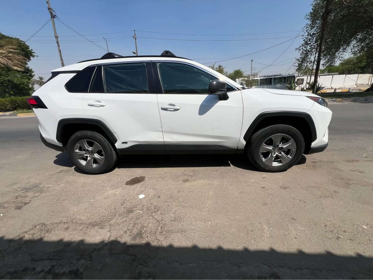 السلام عليكم 
🚘تويوتا راف فور LE 
وارد امريكي   بدون حادثهه  لغد وشواصي مكفولات  فقط الجاملغات مفتوحات  وراجعات نفسهن  والبنيد مفتوح 
السياره بدون  صبغ 
✅اللون       : ابيض 
* عدد المقاعد   :  5 راكب✅
* الموديل   ٢٠٢٢ وارد امريكي  ✅
المحرك   :  2500    هايبرد 
* الرقم   :    بغداد الإنكليزي الجديد باسمي 
عداد السيارة :  ٦٠✅
* ثلاث وضعيات قيادة✅
* قيادة ذاتية عند المنعطفات✅
* رادار امامي مانع تصادم✅
* تحذير الخروج عن المسار✅
* نظام التوقف الآلي✅
* تحذير النقاط العمياء✅
* نظام تحذير عند المنعطفات✅
* مرايا تعتيم ذاتي✅
* شاشة لمس كبيرة تدعم اندرويد اوتو وابل كار ✅بلي
* نظام الخرائط   GPS✅
* المصابيح الأمامية زنون✅
* كشافات ضباب✅
* دخول ذكي ✅
بصمة ابواب للدخول الذكي ✅
* مكيف خلفي✅
* بلوتوث✅
* محدد السرعة التفاعلي✅
✅نظام التشغيل والاطفاء الذاتي
✅نظام البريك الذاتي

* السعر197  $ وبيهة مجال
رقم الهاتف  ***********
مكان السيارة بغداد الاعظميه الفارس, صلاح الدين
