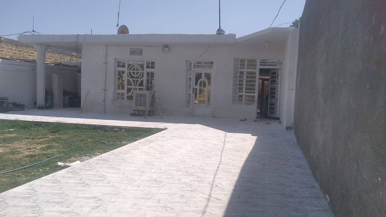 السلام عليكم بيت للبيع  كوت حي الحكيم الثانية جاي من سيطرة العمارة مساحه تقريبا 650 ومساحه البيت 200 تقريبا حديقة كبيرة  يحتوي على غرفتين وهول واستقبال بيت جديد ومرتب يبعد عن شارع العماره 250 متر للاستفسار ***********  متوفر واتاساب السعر 60 بي مجال
