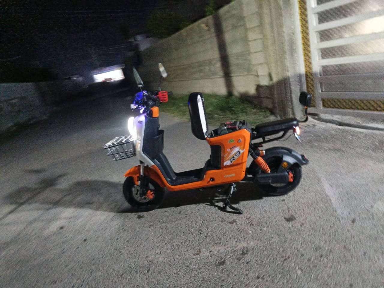 آر ٩ • أي بي كي • بطاريات ٥