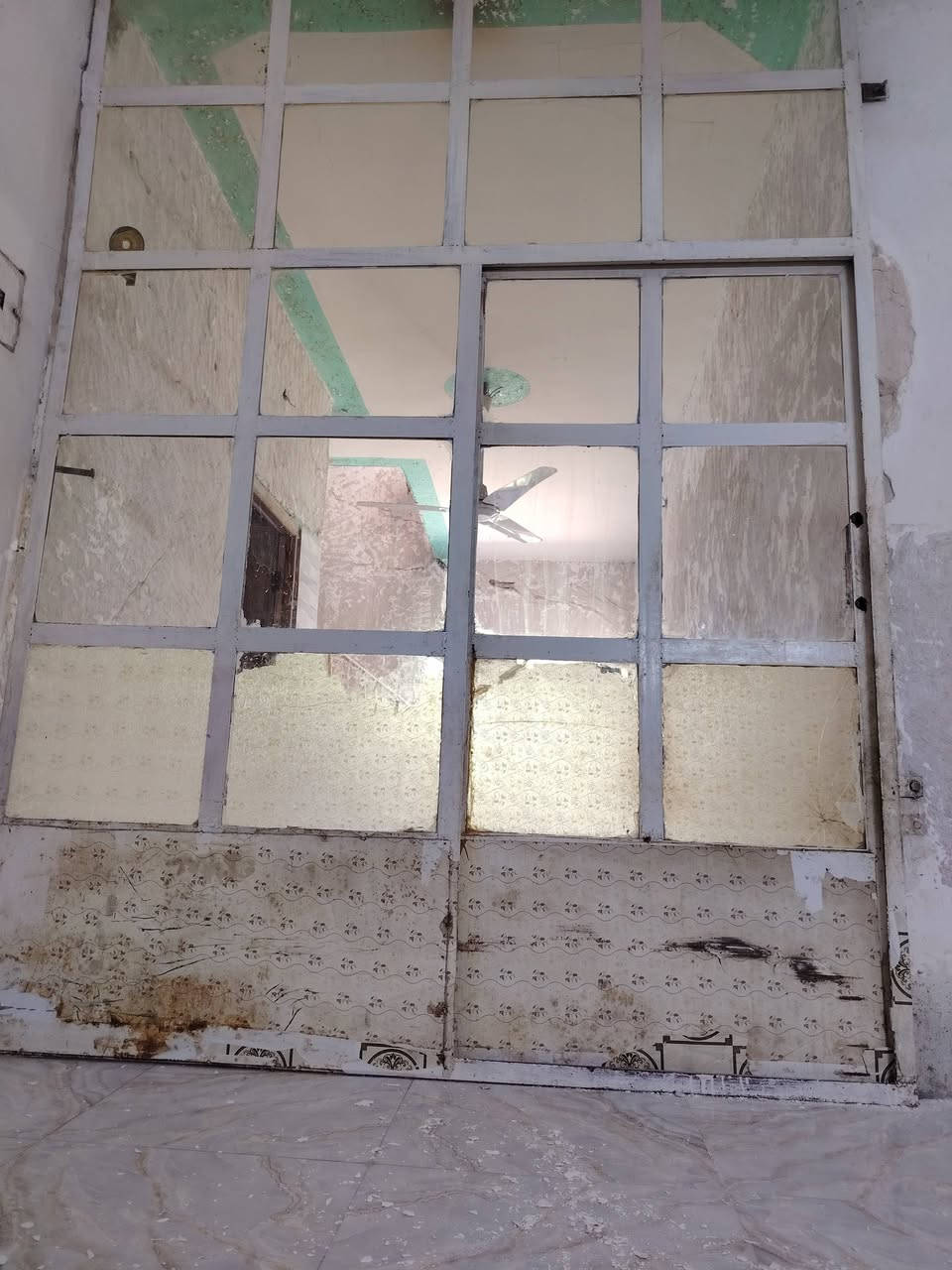 *********** 
باب سلايت البيع يرهم قاطع يرهم مال محلات كامل جاهز هوه وجامه عرض ٢متر وطول ٣متر

