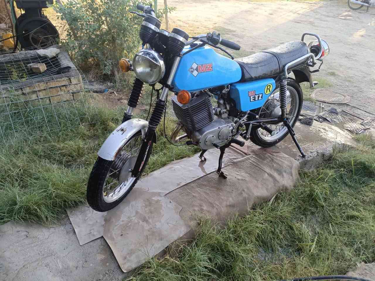 دراجه MZبدون بدون موديل 1982 كصه 3 كير مكينه مكفولات تايرات جدد كهربائيات شغاله السعر 1300 مليون و300 وبي مجال مكان بابل الشوملي للاتصال ***********
