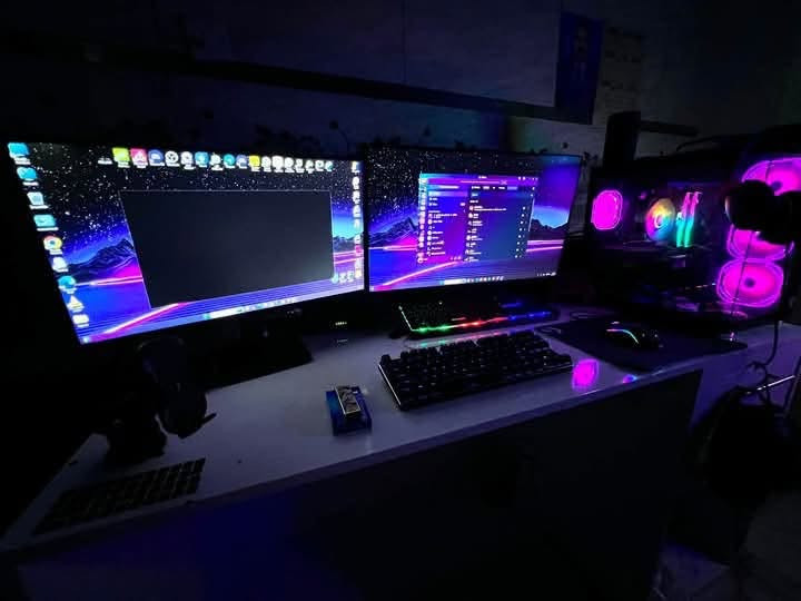 🖥️🔥 تجميعة Gaming كاملة للبيع – باكدج متكامل 🔥🎮
فرصة مميزة لامتلاك ست أب Gaming متكامل، جاهز للألعاب والبث وصناعة المحتوى، وجميع القطع بحالة نظيفة جداً.
💻 مواصفات الحاسبة:
🔹 المعالج: AMD Ryzen 5 5600X
🔹 كرت الشاشة: ASUS Dual RTX 3060 Ti 8GB OC
🔹 اللوحة الأم: ASUS Prime B450M-A
🔹 الرام: 16GB (2×8GB) T-Force Delta RGB 3600MHz
🔹 التخزين: NVMe 256GB
🔹 هارد إضافي: Toshiba 1TB 7200RPM
🔹 الباور: MSI 600W A600DN
🔹 التبريد: DeepCool GAMMAXX AG400
🔹 الكيس: MASS 04 Plus
🔹 التبريد والإضاءة: 7×120mm RGB Fans
🖥️ الشاشات والملحقات:
🔥 شاشة ASUS 4K – 165Hz
🔥 شاشة إضافية Acer
🔥 كيبورد + ماوس Glorious
🔥 كيبورد + ماوس إضافي Dragon
🔥 سماعة HyperX Cloud II
🔥 Joystick Xbox
🔥 كرسي Gaming أصلي
🔥 ماوس باد Logitech أصلي
🔥 دركسون Logitech G29
🔥 كاميرا خارجية
🔥 ملحقات وتجهيزات خاصة للتصوير والبث المباشر 🎥🎙️
📦 والأهم:
✅ كل قطعة مذكورة بالإعلان موجودة معها وصلة/فاتورة الشراء
✅ كارتونة القطعة الأصلية موجودة
✅ القطع محافظة ونظيفة وبحالة ممتازة
✅ كامل الأغراض من مشترياتها الأصلية
✅ الست أب كامل وجاهز للاستخدام مباشرة بدون الحاجة لشراء ملحقات إضافية
🎮 يناسب Gaming + Streaming + Editing + Content Creation
💰 السعر: [3.200.000] وبيهة مجال للشراي
📍 الموقع: [بغداد]
📞 للتواصل: [***********]
🔥 البيع كـ باكدج كامل
الحاسبة + الشاشات + الكيبوردات والماوسات + السماعة + الدركسون + الكرسي + الكاميرا + ملحقات البث والتصوير.
للمهتم الجاد، المعاينة والتجربة قبل الشراء.
