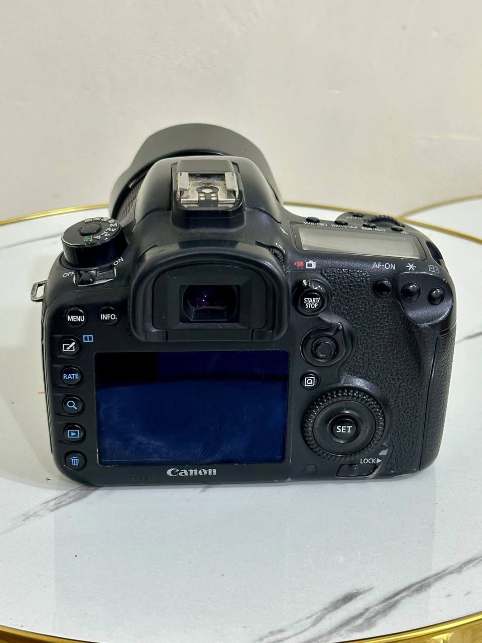 Canon 7D Mark II + عدسة 18-135 + 3بطاريات     + جنطة  حالة ممتازة باكيج كامل جاهز للعمل اقرأ الوصفللبيع كاميرا Canon 7D Mark II بحالة ممتازة جدًا، استخدام شخصي وخالية من أي عطل فقط الفلاش لا يعمل ، جاهزة للاستخدام مباشرة.

المواصفات والملحقات:
 كاميرا Canon 7D Mark II
 عدسة Canon EF-S 18-135mm
 3 بطاريات
 شاحن أصلي
 فلتر حماية للعدسة
 جنطة حمل

السعر: 650,000 دينار عراقي (قابل للتفاوض بالمعقول)
.***********
